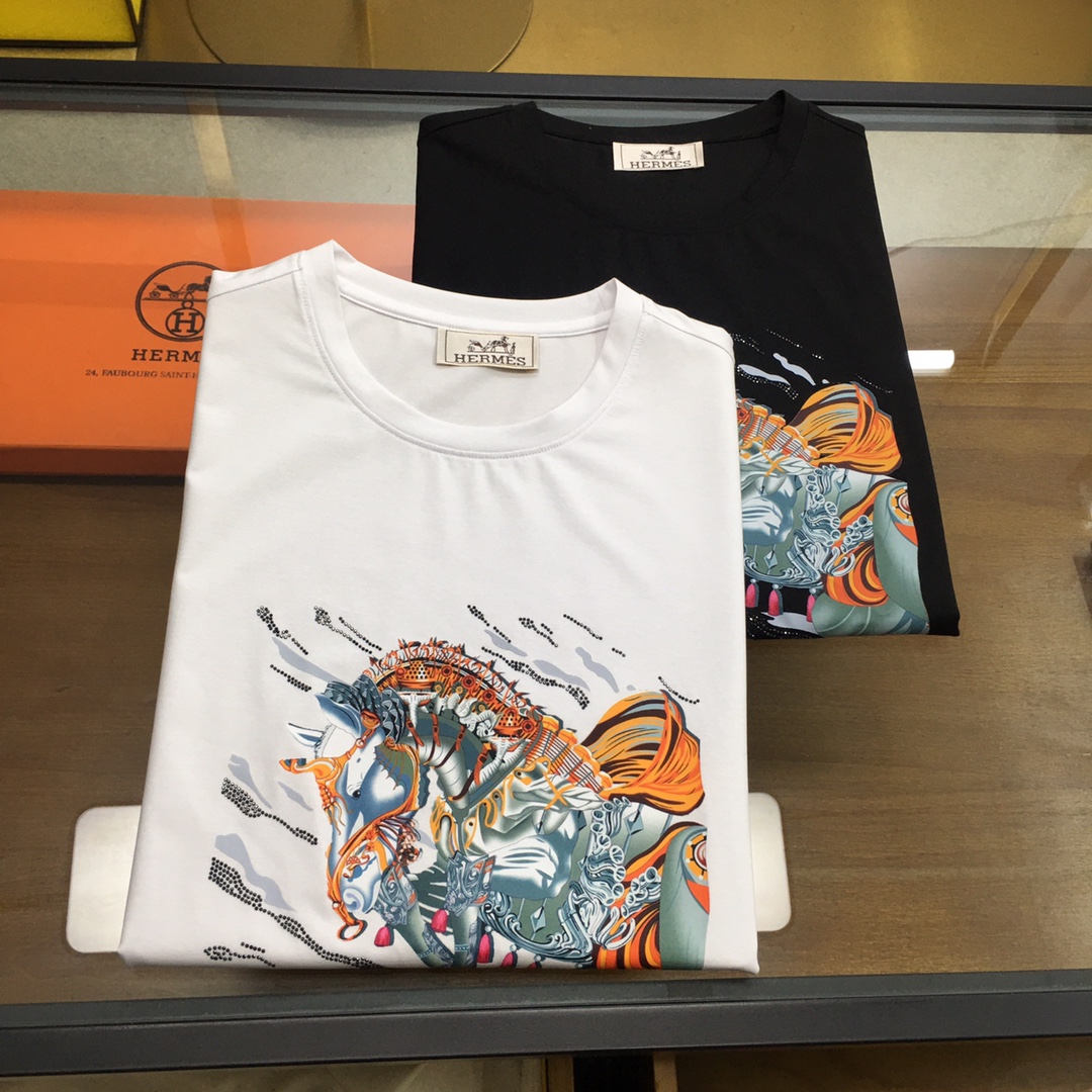 NO:474356,New product 'Love...' 2025 spring and summer new model first-time counter latest short-sleeved round-neck T-shirt, high-end customization, avant-garde and fashionable design!  Brand logo heavy craft design, high-end customized double mercerized fabric, soft feel, comfortable to wear, exquisite counter-level car line, fine workmanship, invincible and handsome upper body effect!  A must-have item for handsome men!  Fatty Gospel - Black and white as shown in the picture Number of codes M-5XL (maximum 6xl can wear 230 catties), T-shirt,tees, t-shirt,alexander wang19860909新品 《爱...》 2025春夏新款首发专柜最新款短袖圆领T恤 高端订制 设计前卫时尚！品牌logo重工艺设计 高端定制双丝光面料.手感柔软.穿着舒适.专柜级别精致车线.做工精细.上身效果无敌帅气！型男必备单品！胖子福音-- 黑白色如图 码数 M-5XL(最大6xl可穿230斤),,T-shirt,tees，t-shirt,alexander wang,Men's clothing