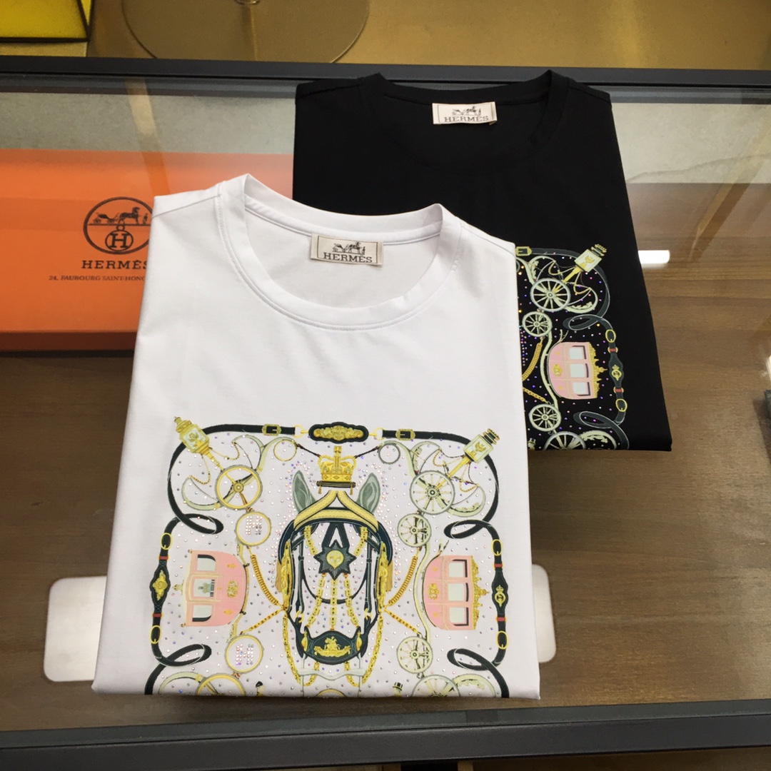 NO:480208,New product 'Love...' 2025 spring and summer new model first-time counter latest short-sleeved round-neck T-shirt, high-end customization, avant-garde and fashionable design!  Brand logo heavy craft design, high-end customized double mercerized fabric, soft feel, comfortable to wear, exquisite counter-level car line, fine workmanship, invincible and handsome upper body effect!  A must-have item for handsome men!  Fatty Gospel - Black and white as shown in the picture Number of codes M-5XL (maximum 6xl can wear 230 catties), T-shirt,tees, t-shirt,alexander wang19860909新品 《爱...》 2025春夏新款首发专柜最新款短袖圆领T恤 高端订制 设计前卫时尚！品牌logo重工艺设计 高端定制双丝光面料.手感柔软.穿着舒适.专柜级别精致车线.做工精细.上身效果无敌帅气！型男必备单品！胖子福音-- 黑白色如图 码数 M-5XL(最大6xl可穿230斤),,T-shirt,tees，t-shirt,alexander wang,Men's clothing