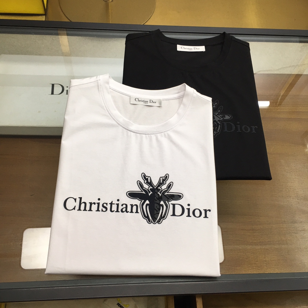 NO:474367,New product [Dio..r] 2025 spring and summer new style first-time counter latest short-sleeved round-neck T-shirt, high-end customization, avant-garde and fashionable design!  Brand logo heavy craft design, high-end customized double mercerized fabric, soft feel, comfortable to wear, exquisite counter-level car line, fine workmanship, invincible and handsome upper body effect!  A must-have item for handsome men!  Gospel of Fatty - Two colors as shown in the picture Number of codes M-5XL (maximum 6xl can wear 230 catties), dior, T-shirt,tees, t-shirt,alexander wang19860909新品【Dio..r】 2025春夏新款首发专柜最新款短袖圆领T恤 高端订制 设计前卫时尚！品牌logo重工艺设计 高端定制双丝光面料.手感柔软.穿着舒适.专柜级别精致车线.做工精细.上身效果无敌帅气！型男必备单品！胖子福音-- 两色如图 码数 M-5XL(最大6xl可穿230斤),,dior,T-shirt,tees，t-shirt,alexander wang,Men's clothing