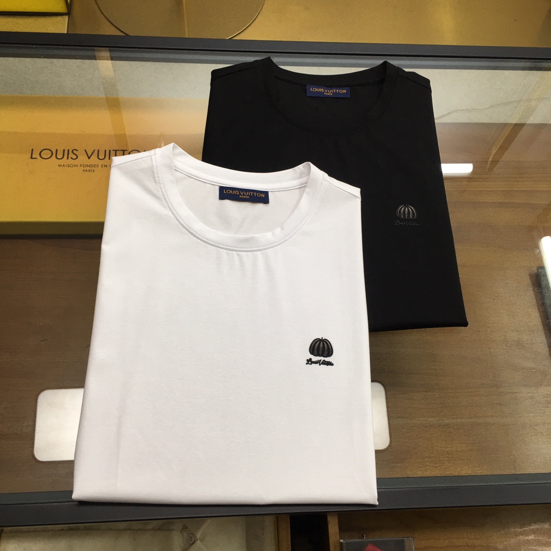 NO:474370,New product 'L.v...' 2025 spring and summer new model first-time counter latest short-sleeved round-neck T-shirt, high-end customization, avant-garde and fashionable design!  Brand logo heavy craft design, high-end customized double mercerized fabric, soft feel, comfortable to wear, exquisite counter-level car line, fine workmanship, invincible and handsome upper body effect!  A must-have item for handsome men!  Gospel of Fatty - Two colors as shown in the picture Number of codes M-5XL (maximum 6xl can wear 230 catties), T-shirt,tees, t-shirt,alexander wang19860909新品 《L.v...》 2025春夏新款首发专柜最新款短袖圆领T恤 高端订制 设计前卫时尚！品牌logo重工艺设计 高端定制双丝光面料.手感柔软.穿着舒适.专柜级别精致车线.做工精细.上身效果无敌帅气！型男必备单品！胖子福音-- 两色如图 码数 M-5XL(最大6xl可穿230斤),,T-shirt,tees，t-shirt,alexander wang,Men's clothing