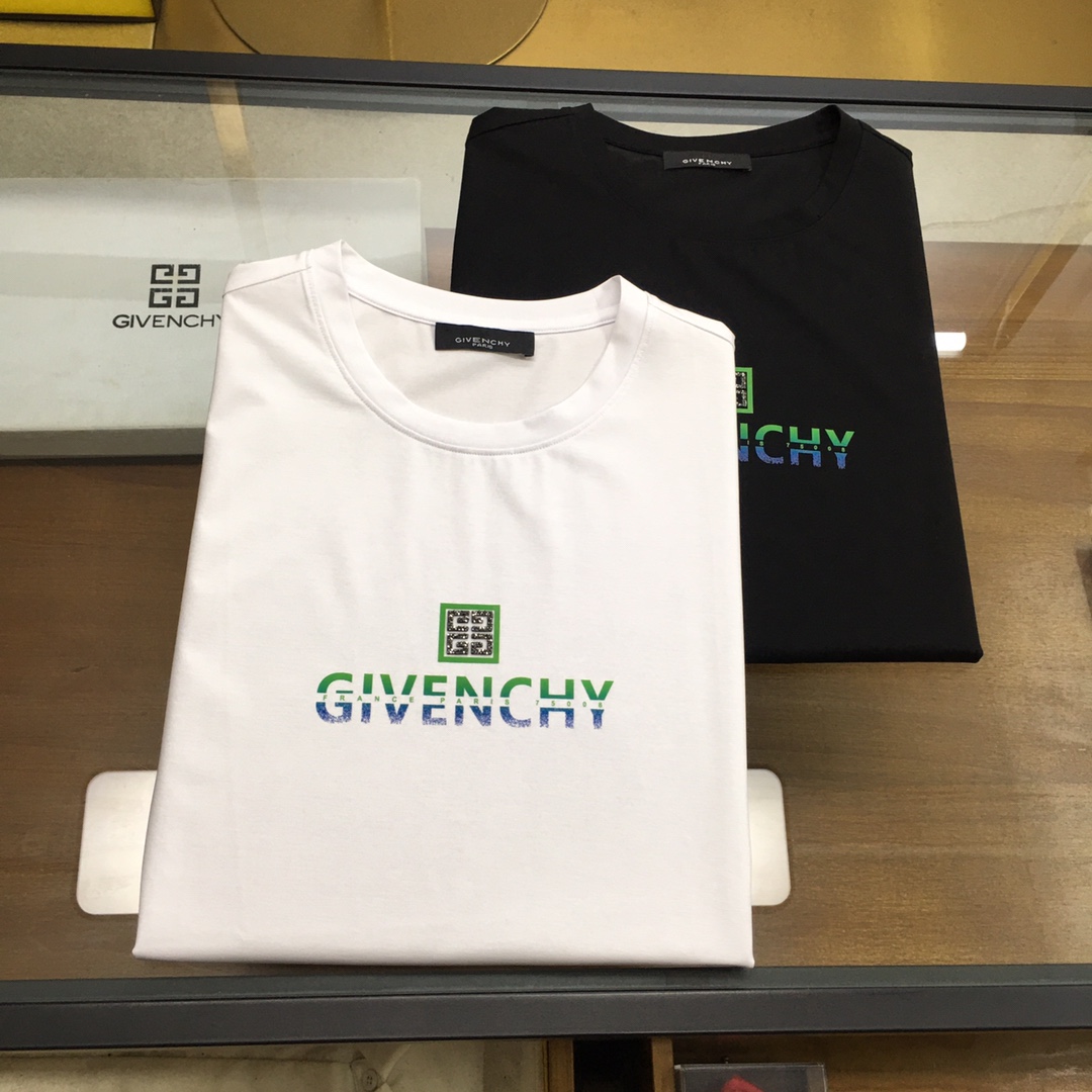 NO:474336,New product 'GVC...' 2025 spring and summer new model first-time counter latest short-sleeved round-neck T-shirt, high-end customization, avant-garde and fashionable design!  Brand logo heavy craft design, high-end customized double mercerized fabric, soft feel, comfortable to wear, exquisite counter-level car line, fine workmanship, invincible and handsome upper body effect!  A must-have item for handsome men!  Gospel of Fatty - Two colors as shown in the picture Number of codes M-5XL (maximum 6xl can wear 230 catties), T-shirt,tees, t-shirt,alexander wang19860909新品 《GVC...》 2025春夏新款首发专柜最新款短袖圆领T恤 高端订制 设计前卫时尚！品牌logo重工艺设计 高端定制双丝光面料.手感柔软.穿着舒适.专柜级别精致车线.做工精细.上身效果无敌帅气！型男必备单品！胖子福音-- 两色如图 码数 M-5XL(最大6xl可穿230斤),,T-shirt,tees，t-shirt,alexander wang,Men's clothing