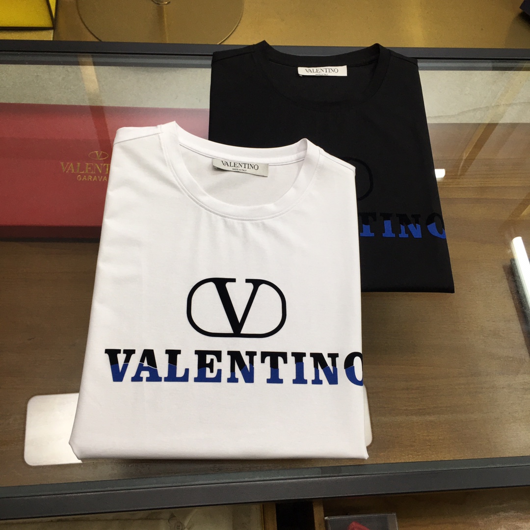 NO:474342,New product 'VLTN...' 2025 spring and summer new model first-time counter latest short-sleeved round-neck T-shirt, high-end customization, avant-garde and fashionable design!  Brand logo heavy craft design, high-end customized double mercerized fabric, soft feel, comfortable to wear, exquisite counter-level car line, fine workmanship, invincible and handsome upper body effect!  A must-have item for handsome men!  Gospel of Fatty - Two colors as shown in the picture Number of codes M-5XL (maximum 6xl can wear 230 catties), T-shirt,tees, t-shirt,alexander wang19860909新品 《VLTN...》 2025春夏新款首发专柜最新款短袖圆领T恤 高端订制 设计前卫时尚！品牌logo重工艺设计 高端定制双丝光面料.手感柔软.穿着舒适.专柜级别精致车线.做工精细.上身效果无敌帅气！型男必备单品！胖子福音-- 两色如图 码数 M-5XL(最大6xl可穿230斤),,T-shirt,tees，t-shirt,alexander wang,Men's clothing