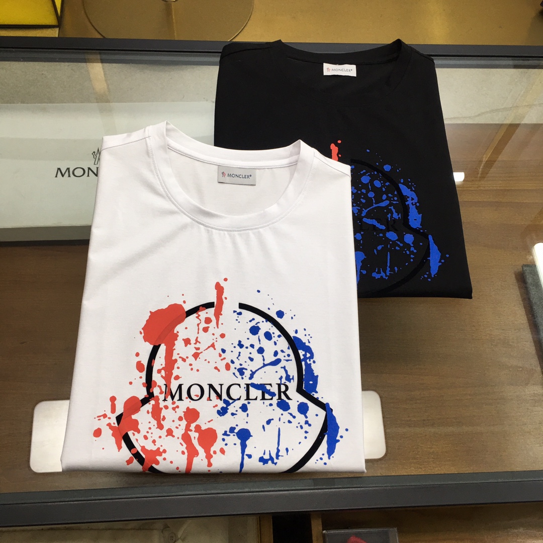 NO:474351,New product 'Moncle...' 2025 spring and summer new model first-time counter latest short-sleeved round-neck T-shirt, high-end customization, avant-garde and fashionable design!  Brand logo heavy craft design, high-end customized double mercerized fabric, soft feel, comfortable to wear, exquisite counter-level car line, fine workmanship, invincible and handsome upper body effect!  A must-have item for handsome men!  Fatty Gospel - Black and white as shown in the picture Number of codes M-5XL (maximum 6xl can wear 230 catties), T-shirt,tees, t-shirt,alexander wang19860909新品 《Moncle...》 2025春夏新款首发专柜最新款短袖圆领T恤 高端订制 设计前卫时尚！品牌logo重工艺设计 高端定制双丝光面料.手感柔软.穿着舒适.专柜级别精致车线.做工精细.上身效果无敌帅气！型男必备单品！胖子福音-- 黑白色如图 码数 M-5XL(最大6xl可穿230斤),,T-shirt,tees，t-shirt,alexander wang,Men's clothing