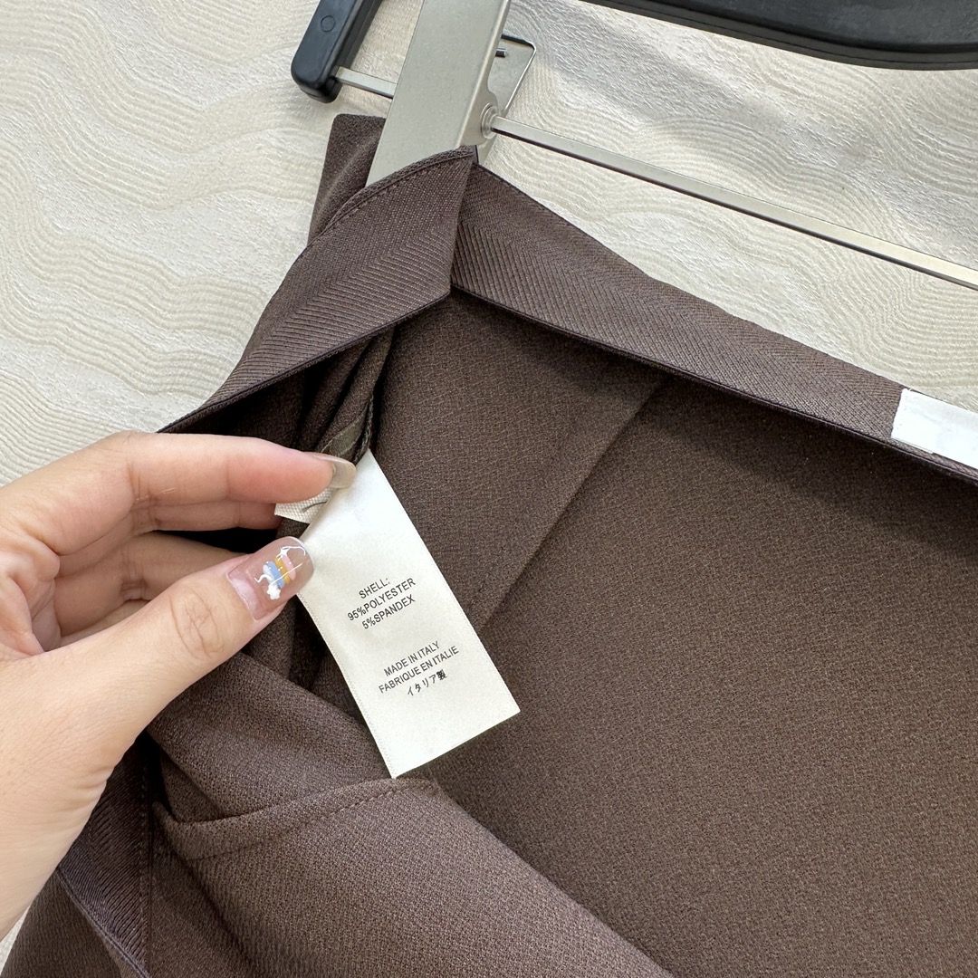 独家首发！原单品质❤️Row风长期主义，高智感穿搭秋冬必单叠搭神器！高级醋酸开叉长半裙。立体斜裁工艺包容