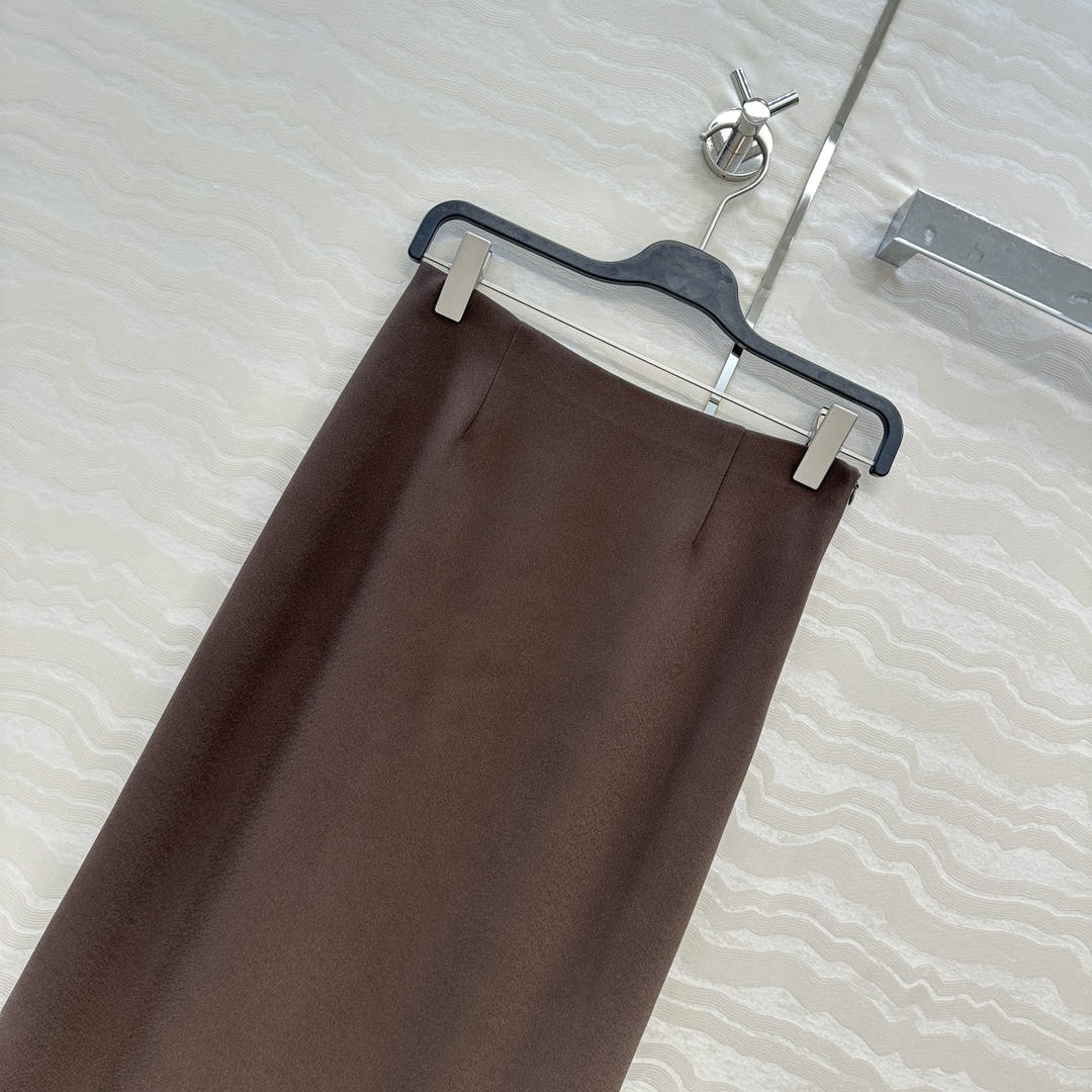 独家首发！原单品质❤️Row风长期主义，高智感穿搭秋冬必单叠搭神器！高级醋酸开叉长半裙。立体斜裁工艺包容