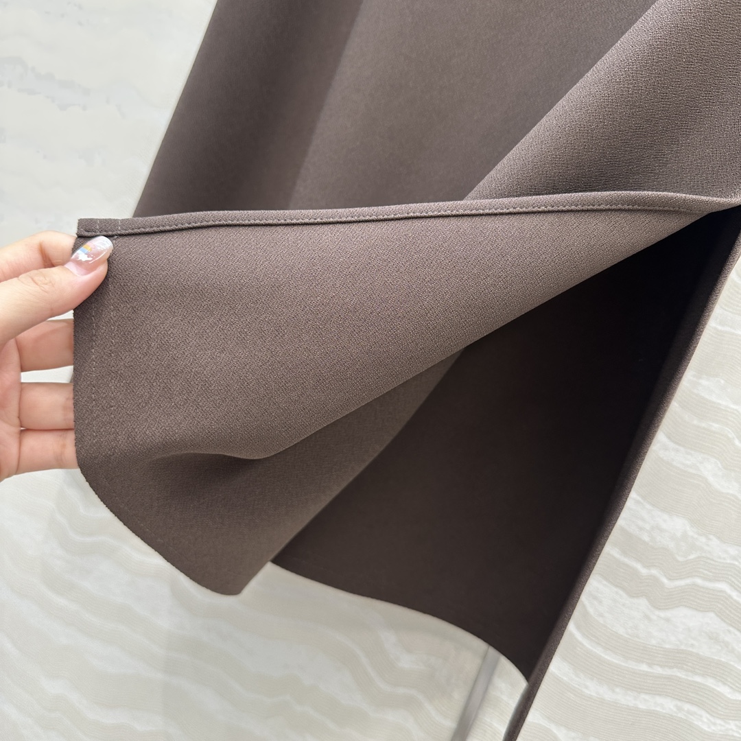 独家首发！原单品质❤️Row风长期主义，高智感穿搭秋冬必单叠搭神器！高级醋酸开叉长半裙。立体斜裁工艺包容