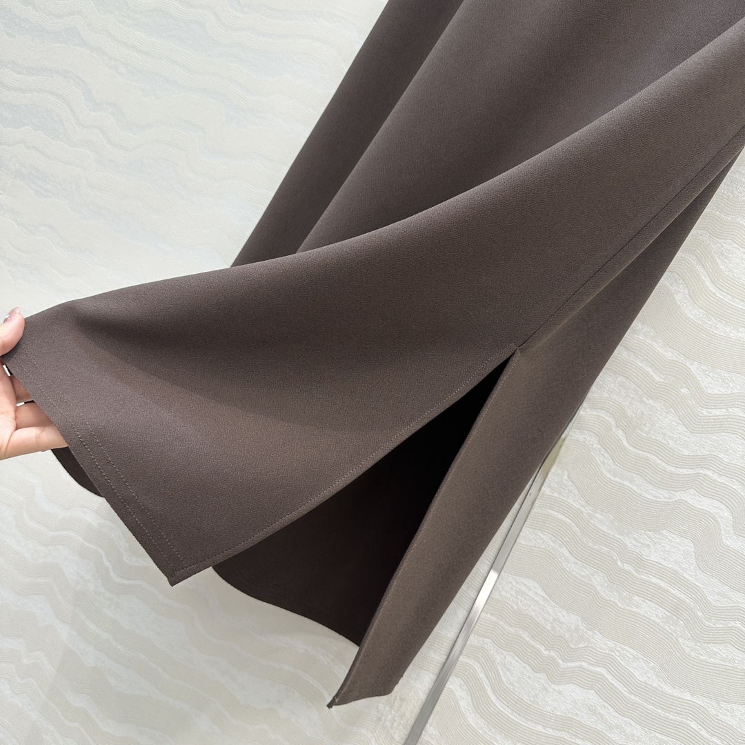 独家首发！原单品质❤️Row风长期主义，高智感穿搭秋冬必单叠搭神器！高级醋酸开叉长半裙。立体斜裁工艺包容