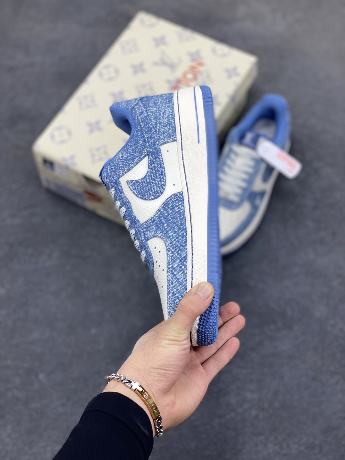 图片[3]-NIke Air Force 1 \’07 Low LV联名–冰蓝牛仔 空军一号低帮 运动鞋 休闲鞋 折边针车 工艺难度大 原楦头原纸板 原装鞋盒 原厂鞋底 超高清洁度 细节完美 货号：LW9279-021 尺码：36 36.5 37.5 38 38.5 39 40 40.5 41 42 42.5 43 44 44.5 45-选品中心