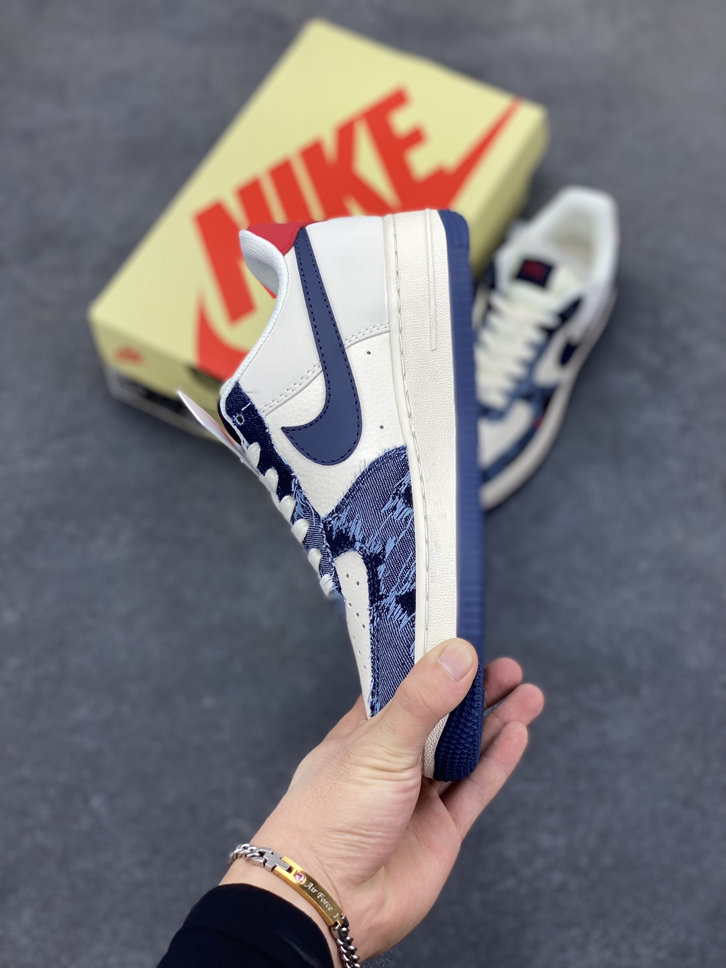 图片[3]-NIke Air Force 1 \’07 Low “斯图西联名——做旧牛仔”空军一号 低帮 运动鞋 休闲鞋 折边针车 工艺难度大 原楦头原纸板 原装鞋盒 定制五金配件 内置全掌气垫 原厂鞋底 货号：XS1958-579 尺码：36 36.5 37.5 38 38.5 39 40 40.5 41 42 42.5 43 44 44.5 45-选品中心
