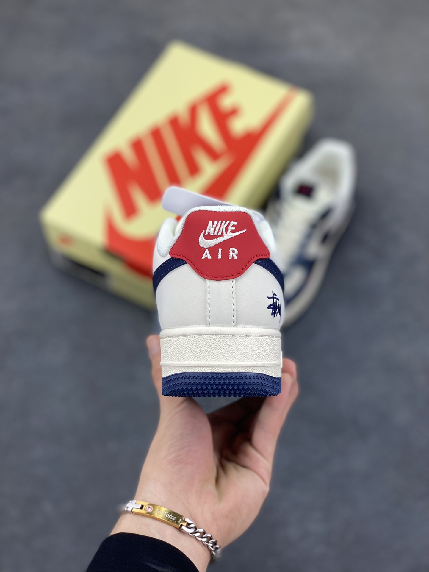 图片[4]-NIke Air Force 1 \’07 Low “斯图西联名——做旧牛仔”空军一号 低帮 运动鞋 休闲鞋 折边针车 工艺难度大 原楦头原纸板 原装鞋盒 定制五金配件 内置全掌气垫 原厂鞋底 货号：XS1958-579 尺码：36 36.5 37.5 38 38.5 39 40 40.5 41 42 42.5 43 44 44.5 45-选品中心