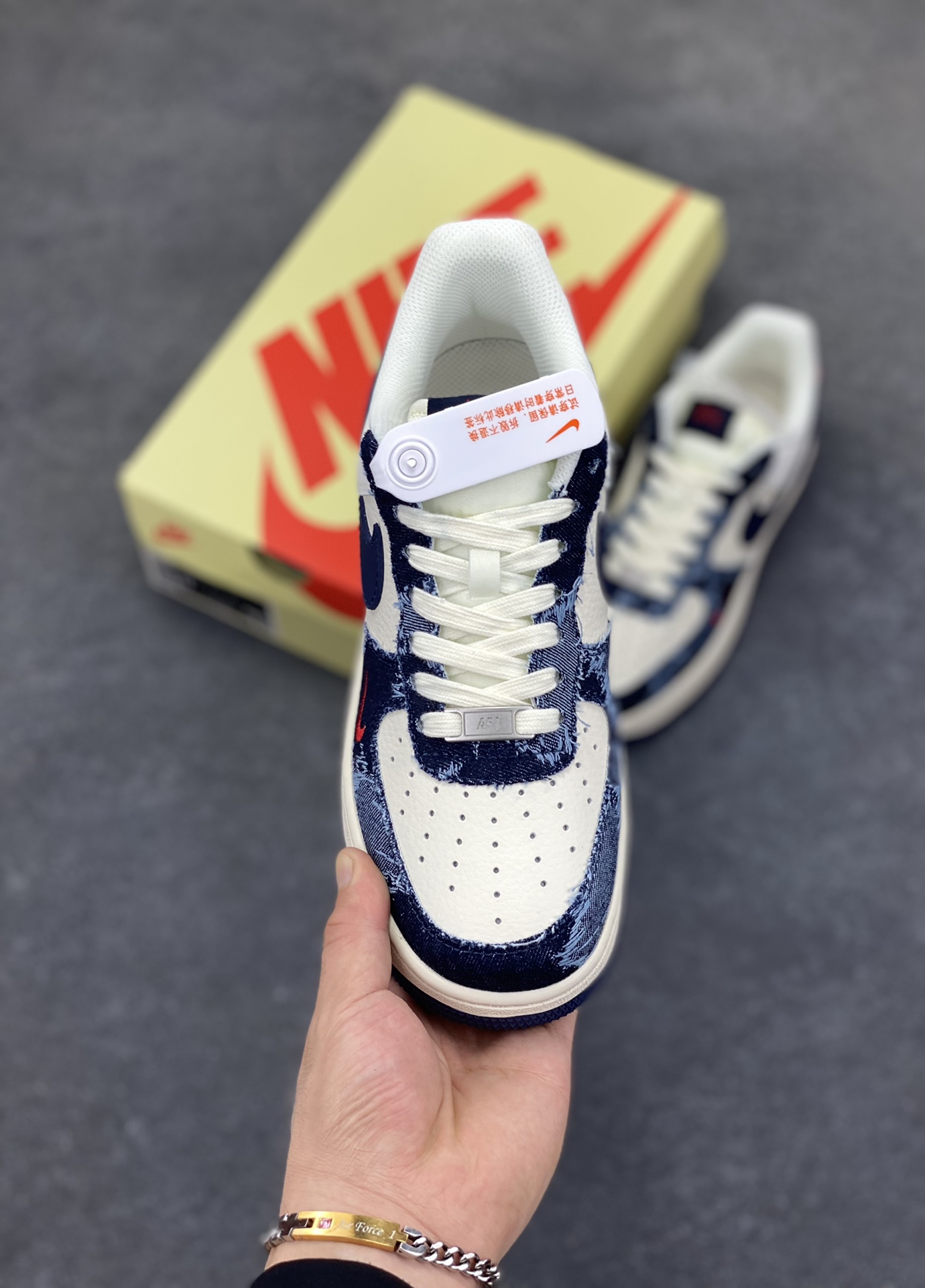 图片[2]-NIke Air Force 1 \’07 Low “斯图西联名——做旧牛仔”空军一号 低帮 运动鞋 休闲鞋 折边针车 工艺难度大 原楦头原纸板 原装鞋盒 定制五金配件 内置全掌气垫 原厂鞋底 货号：XS1958-579 尺码：36 36.5 37.5 38 38.5 39 40 40.5 41 42 42.5 43 44 44.5 45-选品中心