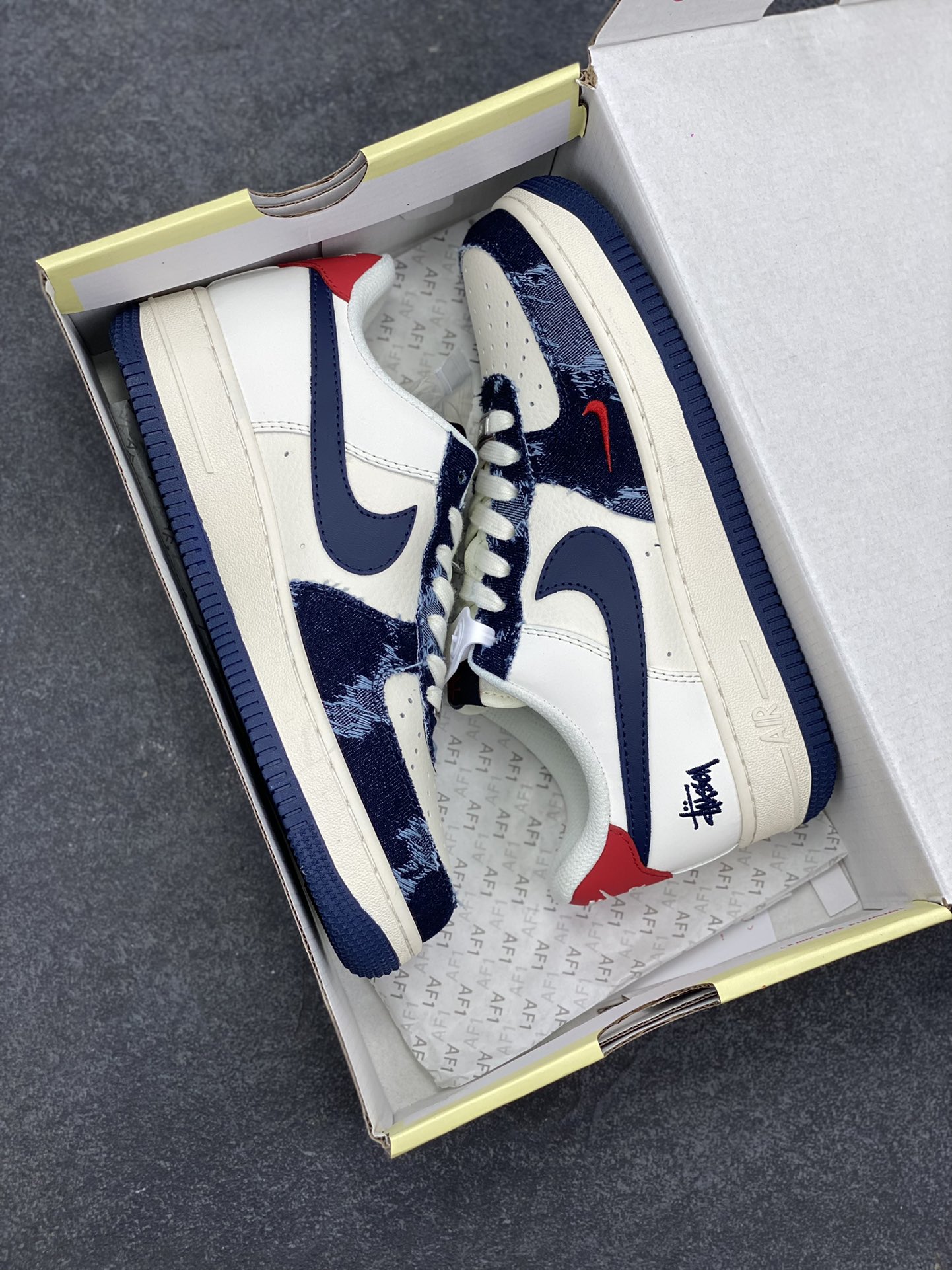 图片[9]-NIke Air Force 1 \’07 Low “斯图西联名——做旧牛仔”空军一号 低帮 运动鞋 休闲鞋 折边针车 工艺难度大 原楦头原纸板 原装鞋盒 定制五金配件 内置全掌气垫 原厂鞋底 货号：XS1958-579 尺码：36 36.5 37.5 38 38.5 39 40 40.5 41 42 42.5 43 44 44.5 45-选品中心