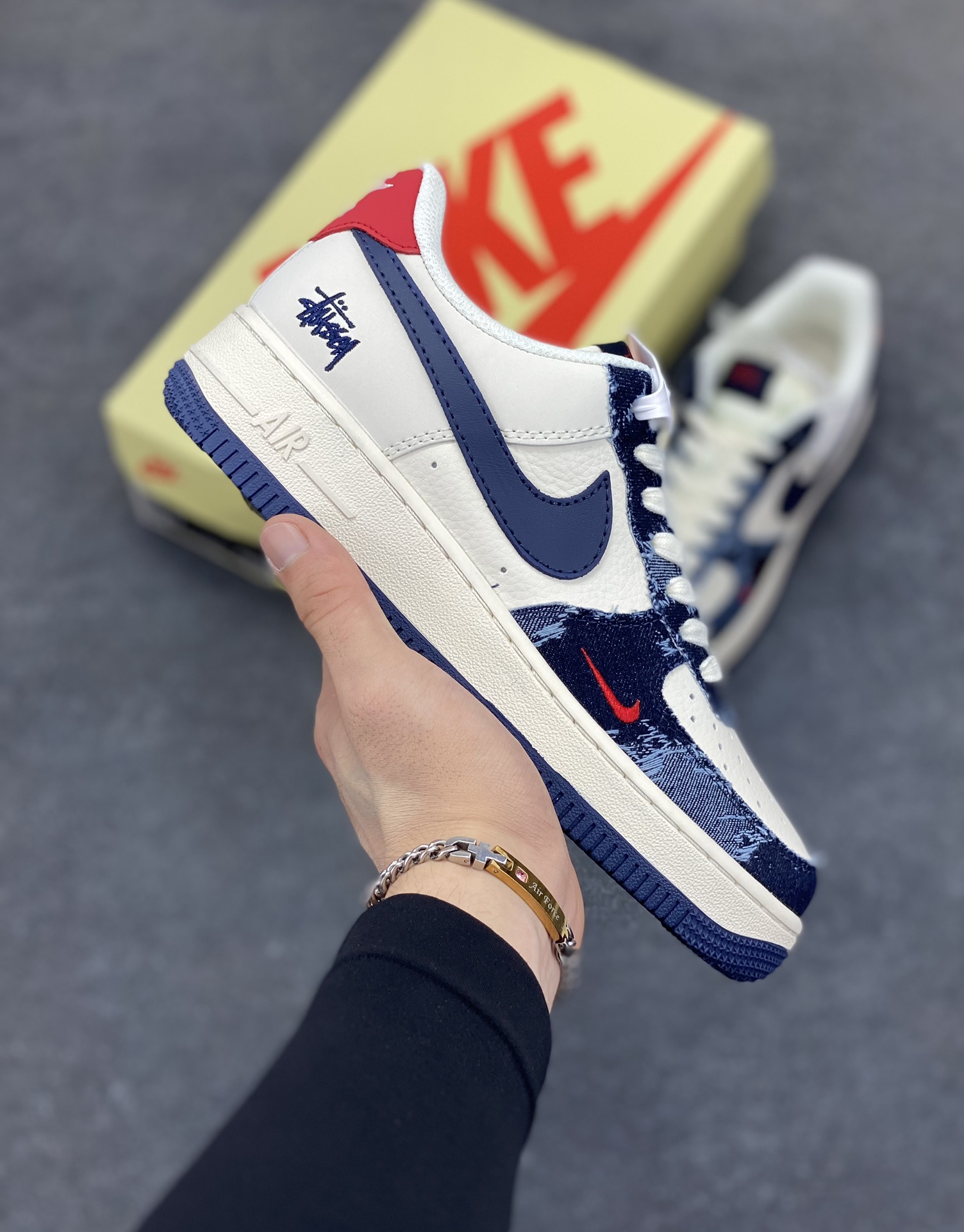 NIke Air Force 1 \’07 Low “斯图西联名——做旧牛仔”空军一号 低帮 运动鞋 休闲鞋 折边针车 工艺难度大 原楦头原纸板 原装鞋盒 定制五金配件 内置全掌气垫 原厂鞋底 货号:XS1958-579 尺码:36 36.5 37.5 38 38.5 39 40 40.5 41 42 42.5 43 44 44.5 45-选品中心