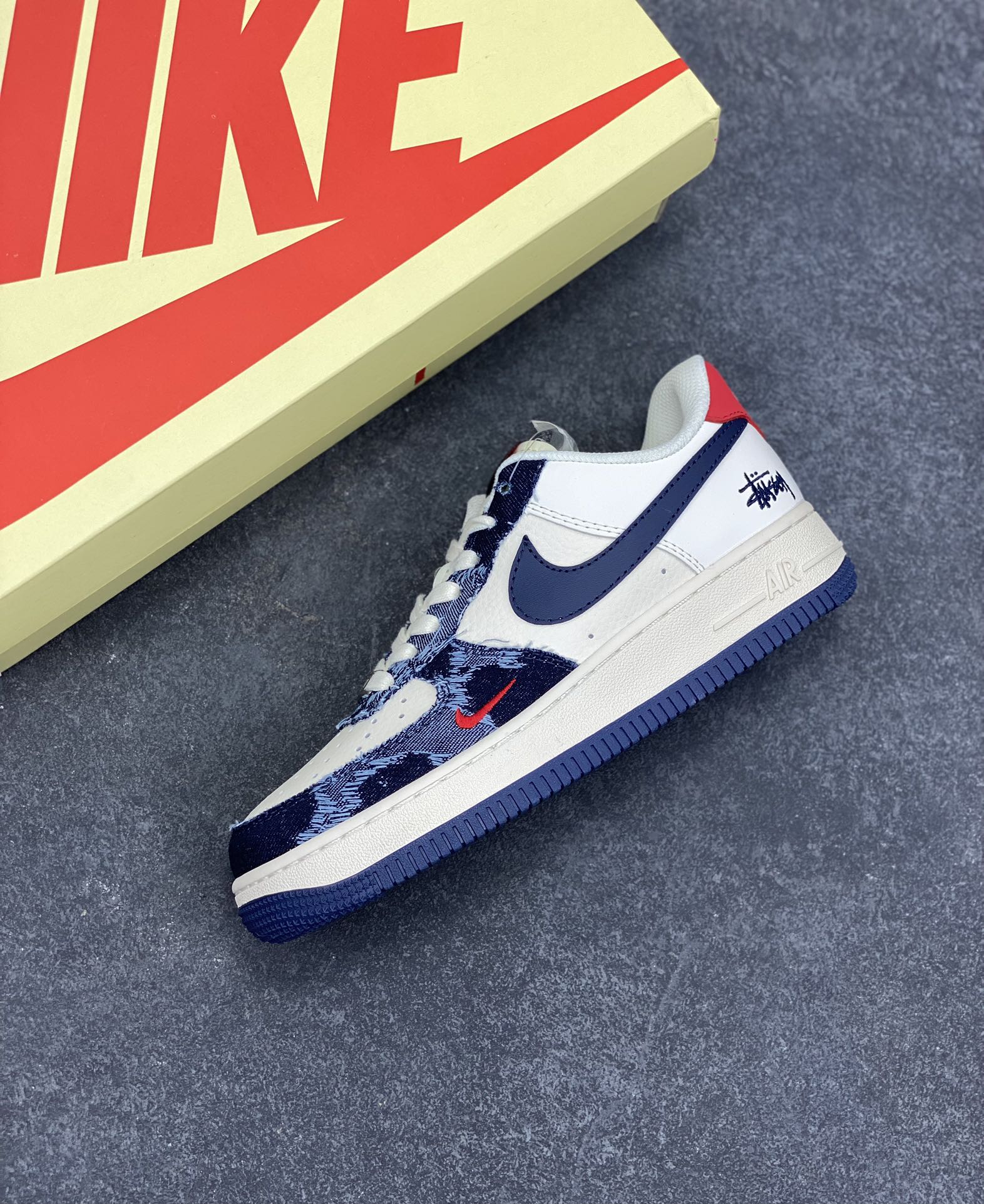 图片[7]-NIke Air Force 1 \’07 Low “斯图西联名——做旧牛仔”空军一号 低帮 运动鞋 休闲鞋 折边针车 工艺难度大 原楦头原纸板 原装鞋盒 定制五金配件 内置全掌气垫 原厂鞋底 货号：XS1958-579 尺码：36 36.5 37.5 38 38.5 39 40 40.5 41 42 42.5 43 44 44.5 45-选品中心