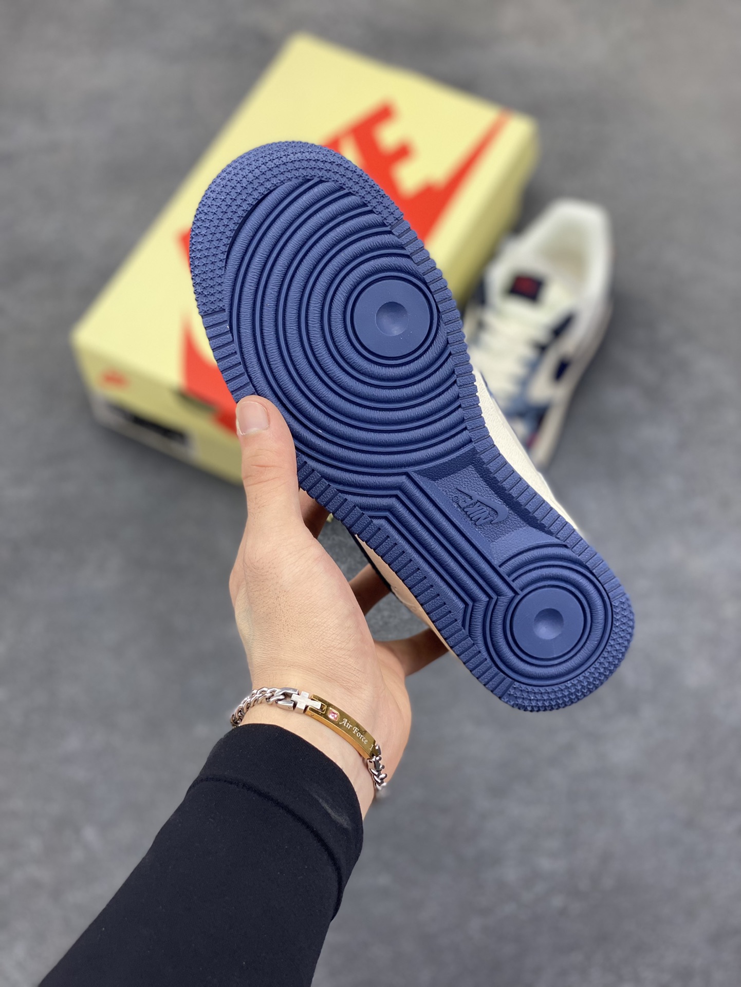 图片[5]-NIke Air Force 1 \’07 Low “斯图西联名——做旧牛仔”空军一号 低帮 运动鞋 休闲鞋 折边针车 工艺难度大 原楦头原纸板 原装鞋盒 定制五金配件 内置全掌气垫 原厂鞋底 货号：XS1958-579 尺码：36 36.5 37.5 38 38.5 39 40 40.5 41 42 42.5 43 44 44.5 45-选品中心