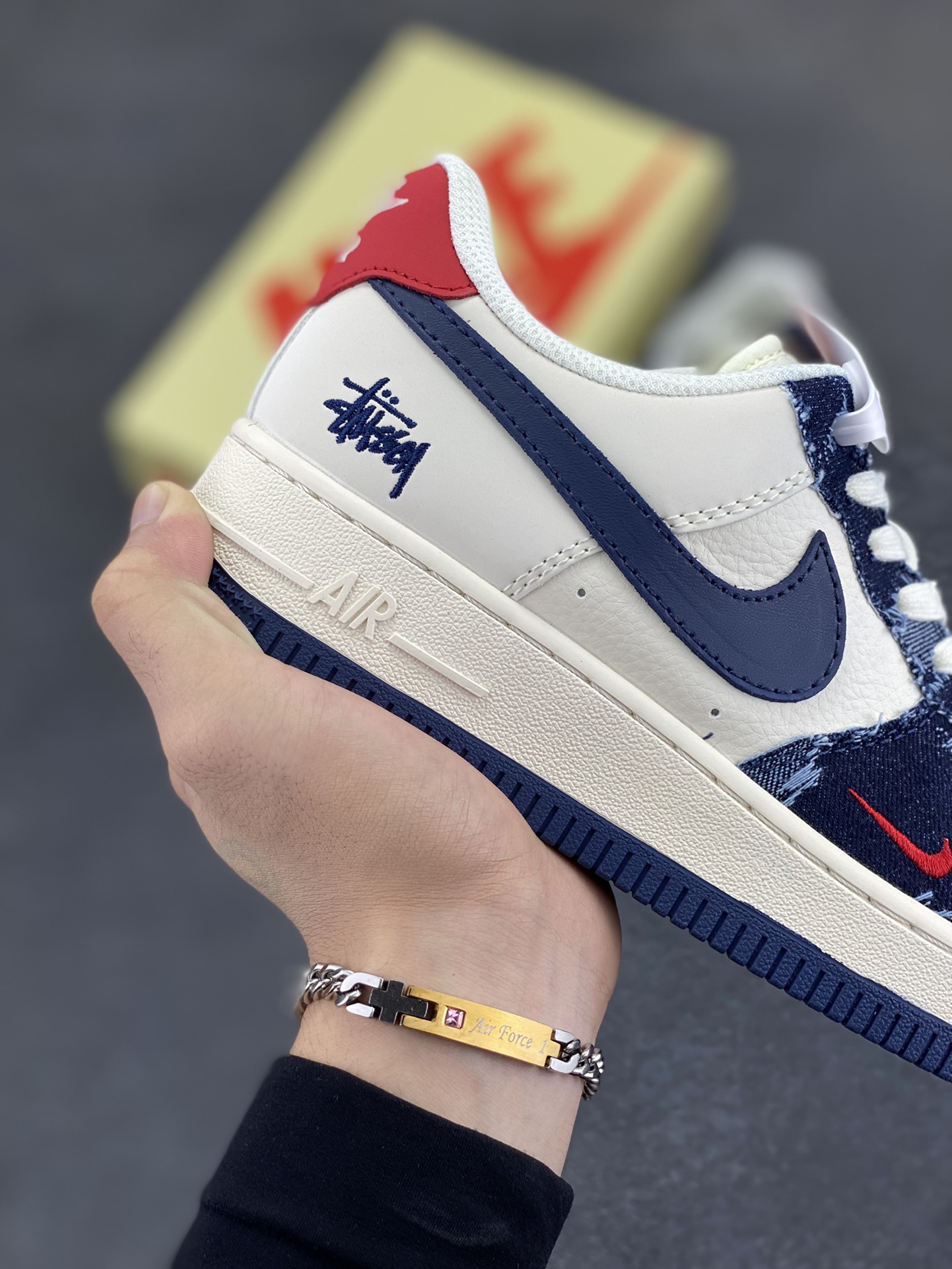 图片[6]-NIke Air Force 1 \’07 Low “斯图西联名——做旧牛仔”空军一号 低帮 运动鞋 休闲鞋 折边针车 工艺难度大 原楦头原纸板 原装鞋盒 定制五金配件 内置全掌气垫 原厂鞋底 货号：XS1958-579 尺码：36 36.5 37.5 38 38.5 39 40 40.5 41 42 42.5 43 44 44.5 45-选品中心