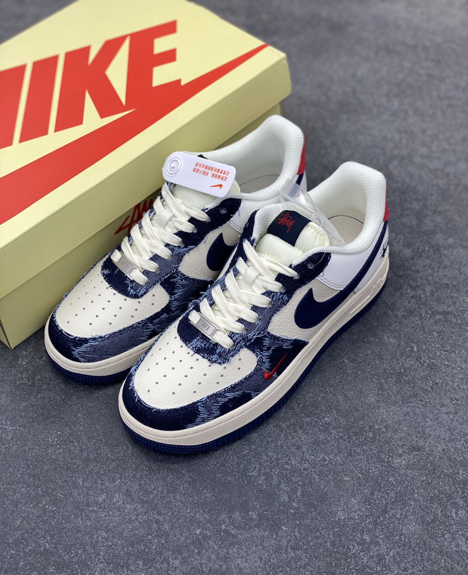 图片[8]-NIke Air Force 1 \’07 Low “斯图西联名——做旧牛仔”空军一号 低帮 运动鞋 休闲鞋 折边针车 工艺难度大 原楦头原纸板 原装鞋盒 定制五金配件 内置全掌气垫 原厂鞋底 货号：XS1958-579 尺码：36 36.5 37.5 38 38.5 39 40 40.5 41 42 42.5 43 44 44.5 45-选品中心