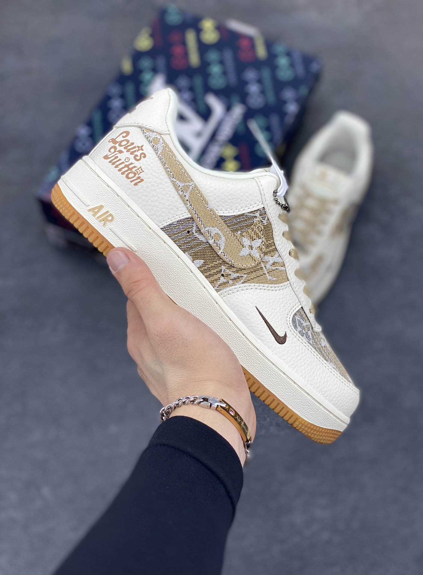 高端定制Nike Air Force 1 \’07 Low 路易威登LV联名— 米白黄牛仔印花，经典 AF1 鞋型，融入 LV 标志性元素，老花图案与品牌字母交织，潮流与质感拉满 低帮休闲板鞋 定制鞋盒 大厂纯原品质出货 超高清洁度 皮料切割干净无任何毛边 细节完美 货号：DK0798-002 尺码：36 36.5 37.5 38 38.5 39 40 40.5 41 42 42.5 43 44 44.5 45-选品中心
