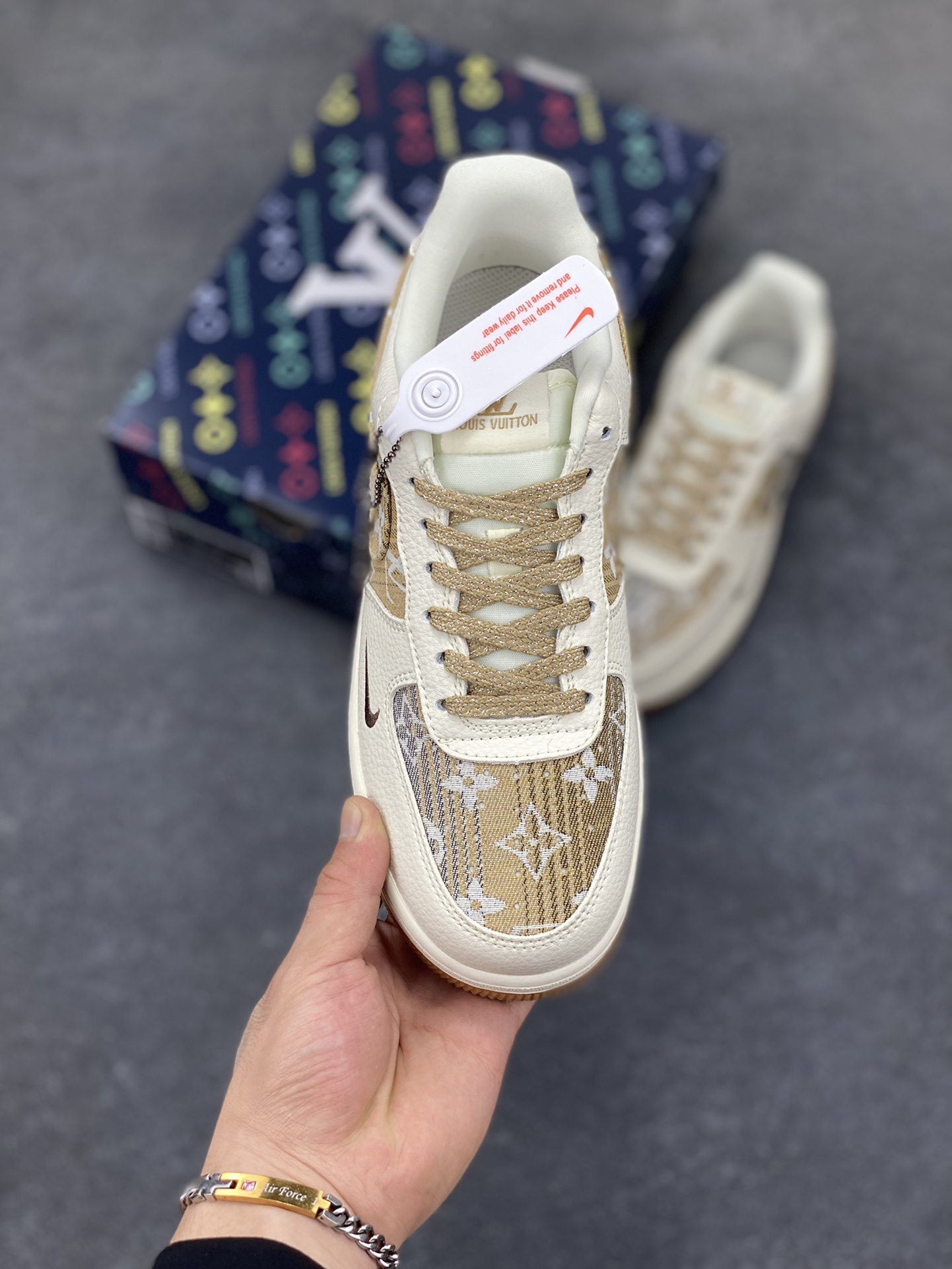 图片[2]-高端定制Nike Air Force 1 \’07 Low 路易威登LV联名— 米白黄牛仔印花，经典 AF1 鞋型，融入 LV 标志性元素，老花图案与品牌字母交织，潮流与质感拉满 低帮休闲板鞋 定制鞋盒 大厂纯原品质出货 超高清洁度 皮料切割干净无任何毛边 细节完美 货号：DK0798-002 尺码：36 36.5 37.5 38 38.5 39 40 40.5 41 42 42.5 43 44 44.5 45-选品中心