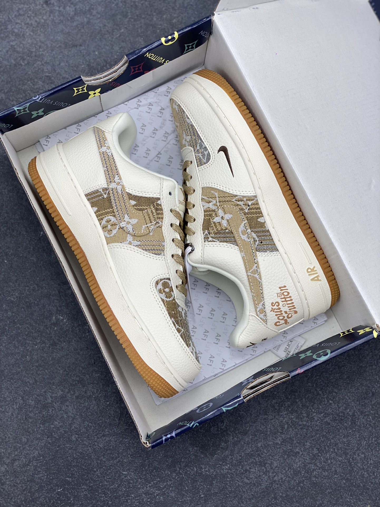 图片[9]-高端定制Nike Air Force 1 \’07 Low 路易威登LV联名— 米白黄牛仔印花，经典 AF1 鞋型，融入 LV 标志性元素，老花图案与品牌字母交织，潮流与质感拉满 低帮休闲板鞋 定制鞋盒 大厂纯原品质出货 超高清洁度 皮料切割干净无任何毛边 细节完美 货号：DK0798-002 尺码：36 36.5 37.5 38 38.5 39 40 40.5 41 42 42.5 43 44 44.5 45-选品中心
