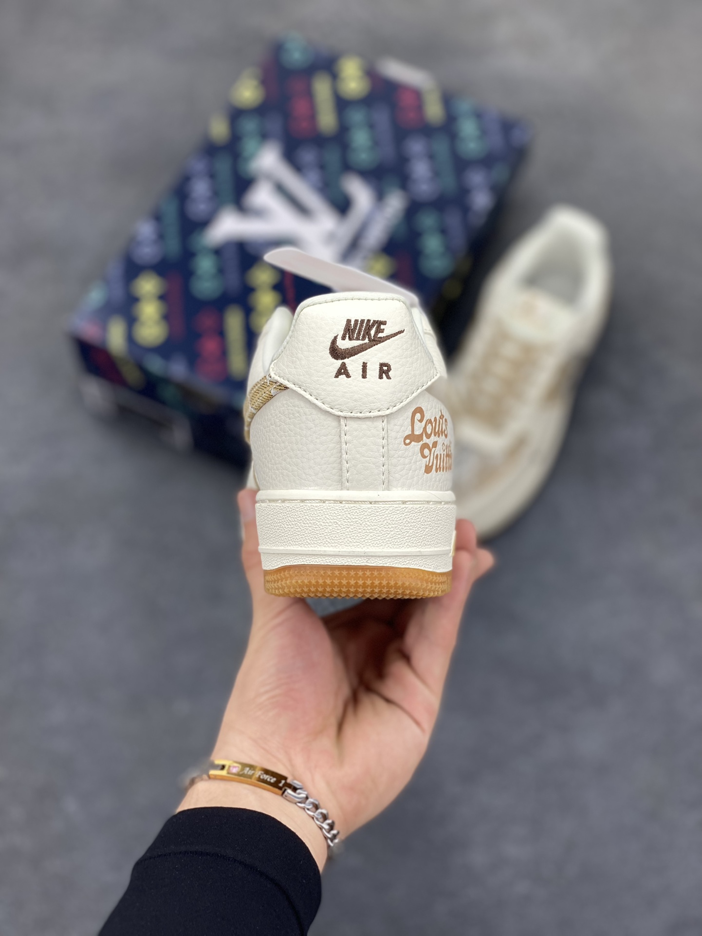 图片[4]-高端定制Nike Air Force 1 \’07 Low 路易威登LV联名— 米白黄牛仔印花，经典 AF1 鞋型，融入 LV 标志性元素，老花图案与品牌字母交织，潮流与质感拉满 低帮休闲板鞋 定制鞋盒 大厂纯原品质出货 超高清洁度 皮料切割干净无任何毛边 细节完美 货号：DK0798-002 尺码：36 36.5 37.5 38 38.5 39 40 40.5 41 42 42.5 43 44 44.5 45-选品中心