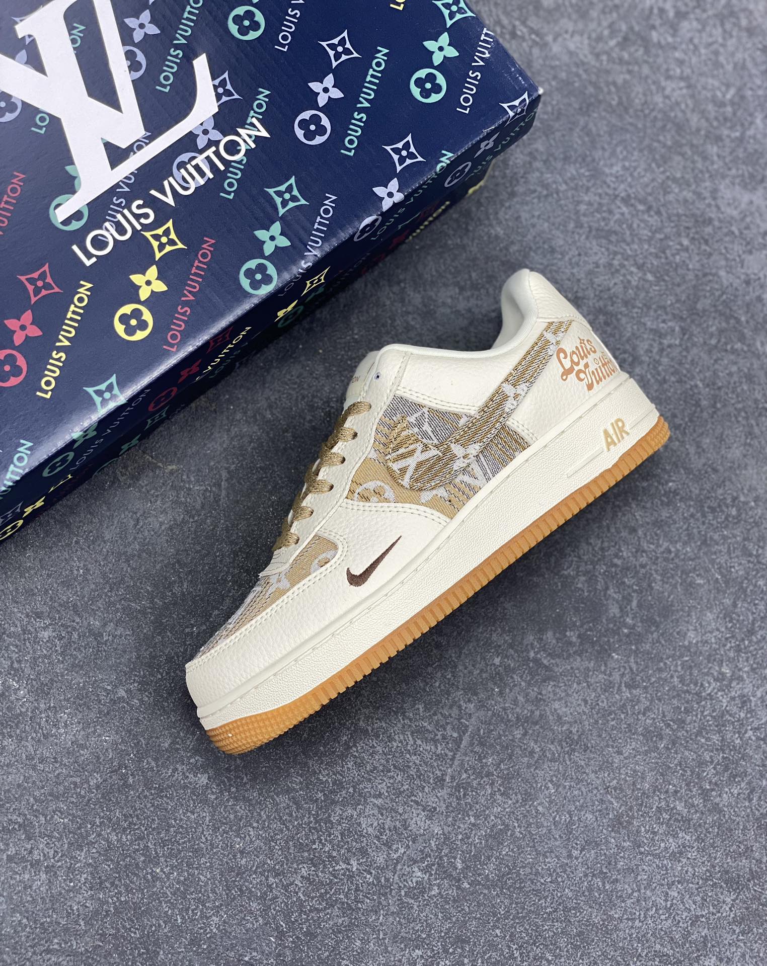 图片[7]-高端定制Nike Air Force 1 \’07 Low 路易威登LV联名— 米白黄牛仔印花，经典 AF1 鞋型，融入 LV 标志性元素，老花图案与品牌字母交织，潮流与质感拉满 低帮休闲板鞋 定制鞋盒 大厂纯原品质出货 超高清洁度 皮料切割干净无任何毛边 细节完美 货号：DK0798-002 尺码：36 36.5 37.5 38 38.5 39 40 40.5 41 42 42.5 43 44 44.5 45-选品中心