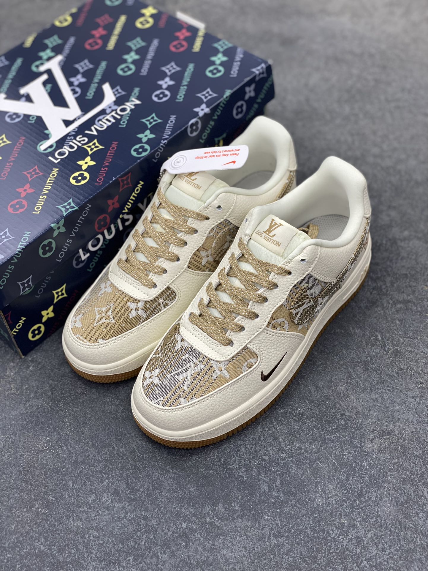 图片[8]-高端定制Nike Air Force 1 \’07 Low 路易威登LV联名— 米白黄牛仔印花，经典 AF1 鞋型，融入 LV 标志性元素，老花图案与品牌字母交织，潮流与质感拉满 低帮休闲板鞋 定制鞋盒 大厂纯原品质出货 超高清洁度 皮料切割干净无任何毛边 细节完美 货号：DK0798-002 尺码：36 36.5 37.5 38 38.5 39 40 40.5 41 42 42.5 43 44 44.5 45-选品中心