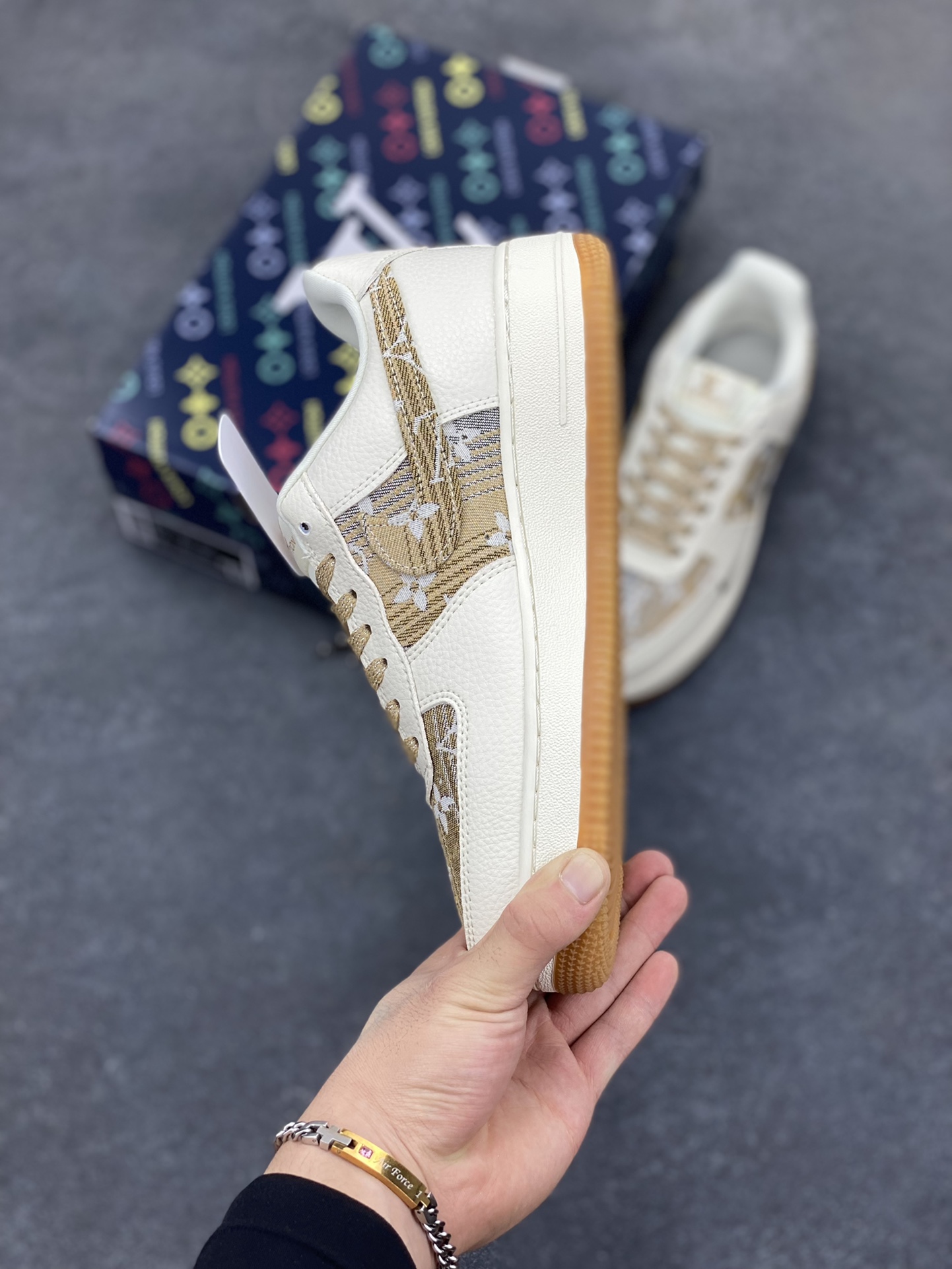 图片[3]-高端定制Nike Air Force 1 \’07 Low 路易威登LV联名— 米白黄牛仔印花，经典 AF1 鞋型，融入 LV 标志性元素，老花图案与品牌字母交织，潮流与质感拉满 低帮休闲板鞋 定制鞋盒 大厂纯原品质出货 超高清洁度 皮料切割干净无任何毛边 细节完美 货号：DK0798-002 尺码：36 36.5 37.5 38 38.5 39 40 40.5 41 42 42.5 43 44 44.5 45-选品中心