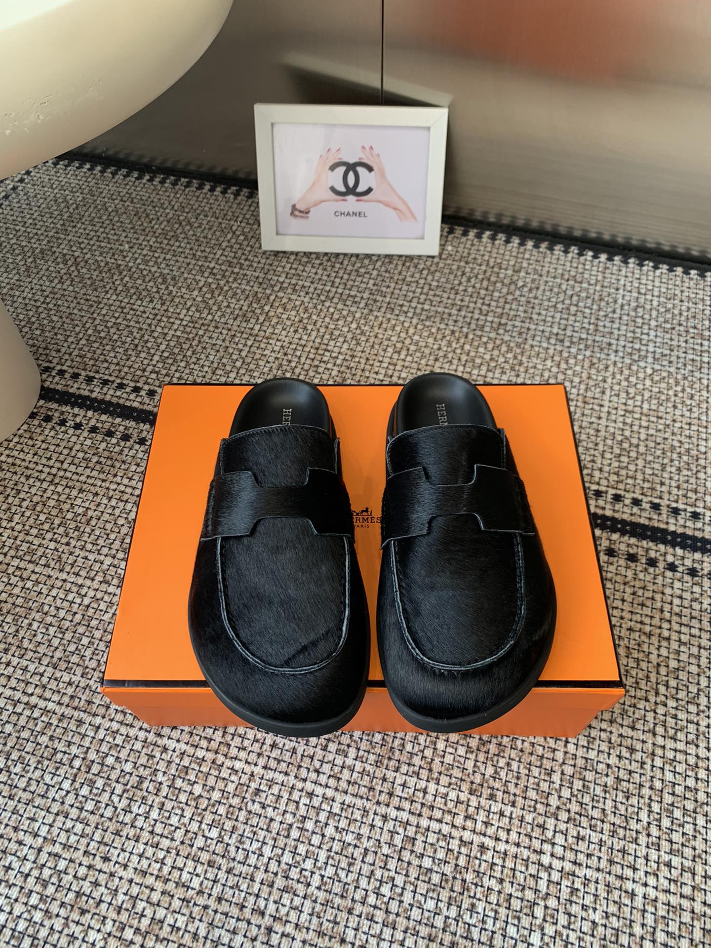 NO:511850,220 Men Hermes couple H-home cute Muller semi-torn Birkens shoes, top quality and ultimate craftsmanship, and the counter is launched in the new. Every detail of the shoes is particularly attentive, quite eye-catching, and the elegant splicing elements highlight the outstanding temperament!  Adding a casual atmosphere and exquisite lines can invisibly better reflect the family design language, interspersing exquisite lines, perfectly fit the foot shape, naturally outline the fashionable outline, achieve visual impact effect, and fully interpret a different sports style!  Comfortable feet, ip tpu big sole, seamless combination of German technical irradiation machines, lightweight, high elastic, anti-slip and wear-resistant!  Original box packaging Size35-45 (customized for women and men), semi-torch, hermes, hermes19860909220 男 Hermes爱马仕情侣款H家呆萌穆勒半拖勃肯鞋, 顶级品质 工艺极致,同步专柜上新.鞋子的每一个细节都特别用心,相当惹眼,雅致的拼接元素,凸显不俗的气质！ 增添休闲的气息,精致的线条,无形之中能够更好体现出家族式的设计语言,穿插精致的线条,完美契合脚型,自然的勾勒出时尚的轮廓,达到视觉上的冲击效果,充分演绎不一样的运动风格！ 脚感舒适,ip tpu 大底,德国技术照射机无缝组合 轻便高弹,防滑耐磨！原盒包装 Size35-45（女男45定做）,半拖,hermes,hermes,Women's Shoes