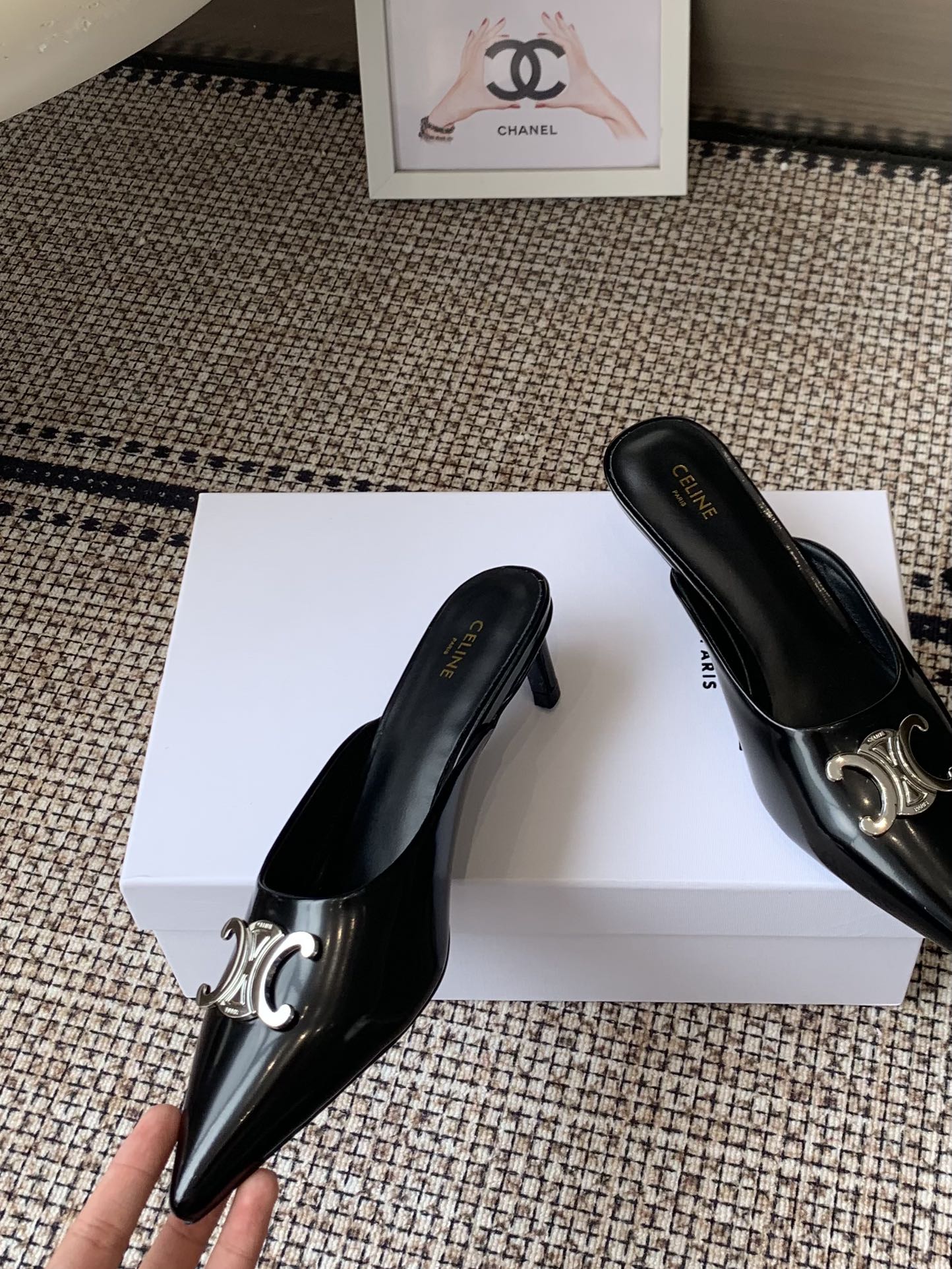 “672 CELINE Swirl Door Cat Sandals: Metal Detail, Hairy Single Shoes” - 图片 5