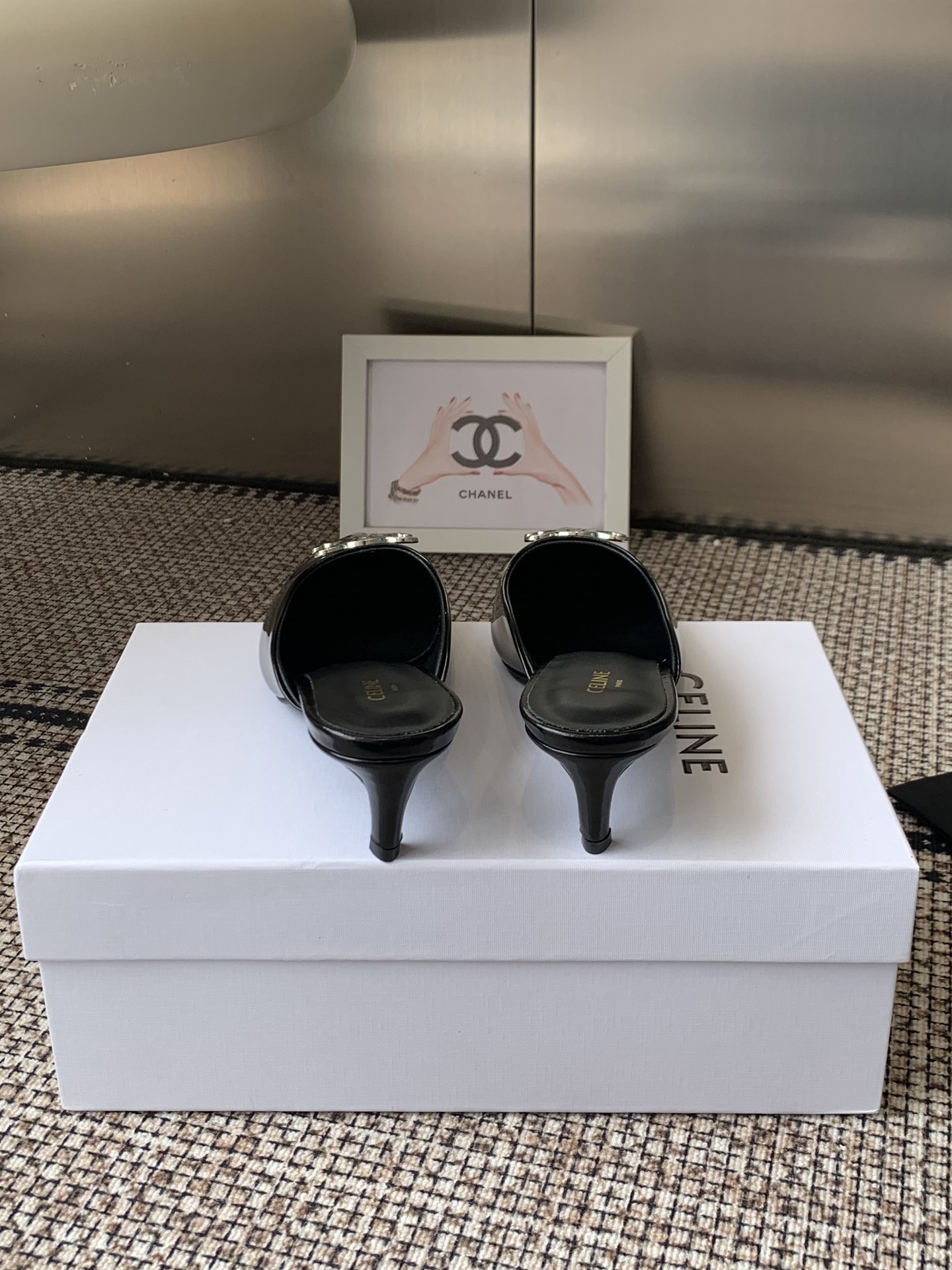 “672 CELINE Swirl Door Cat Sandals: Metal Detail, Hairy Single Shoes” - 图片 9