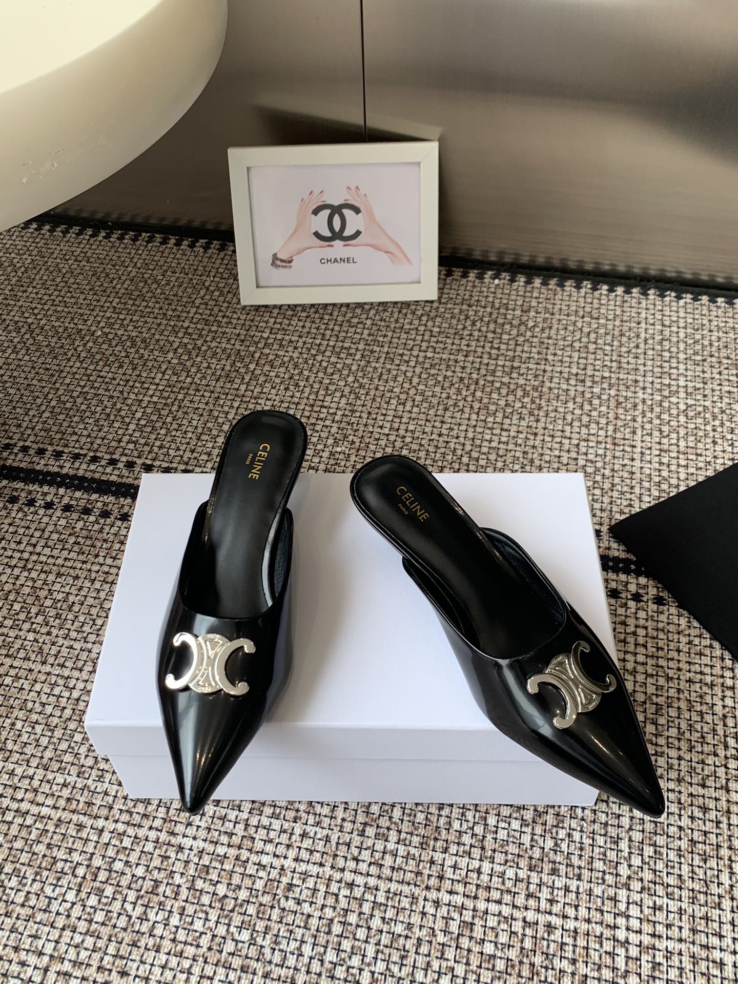 “672 CELINE Swirl Door Cat Sandals: Metal Detail, Hairy Single Shoes” - 图片 1