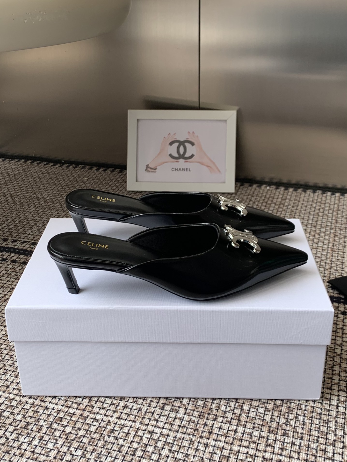 “672 CELINE Swirl Door Cat Sandals: Metal Detail, Hairy Single Shoes” - 图片 3