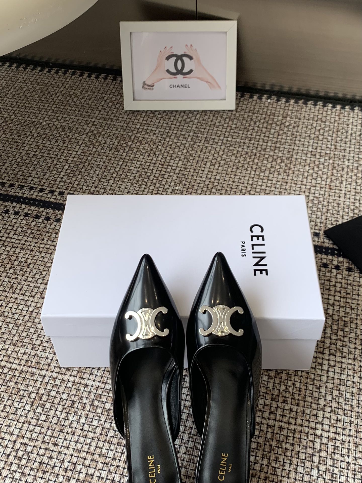 “672 CELINE Swirl Door Cat Sandals: Metal Detail, Hairy Single Shoes” - 图片 4