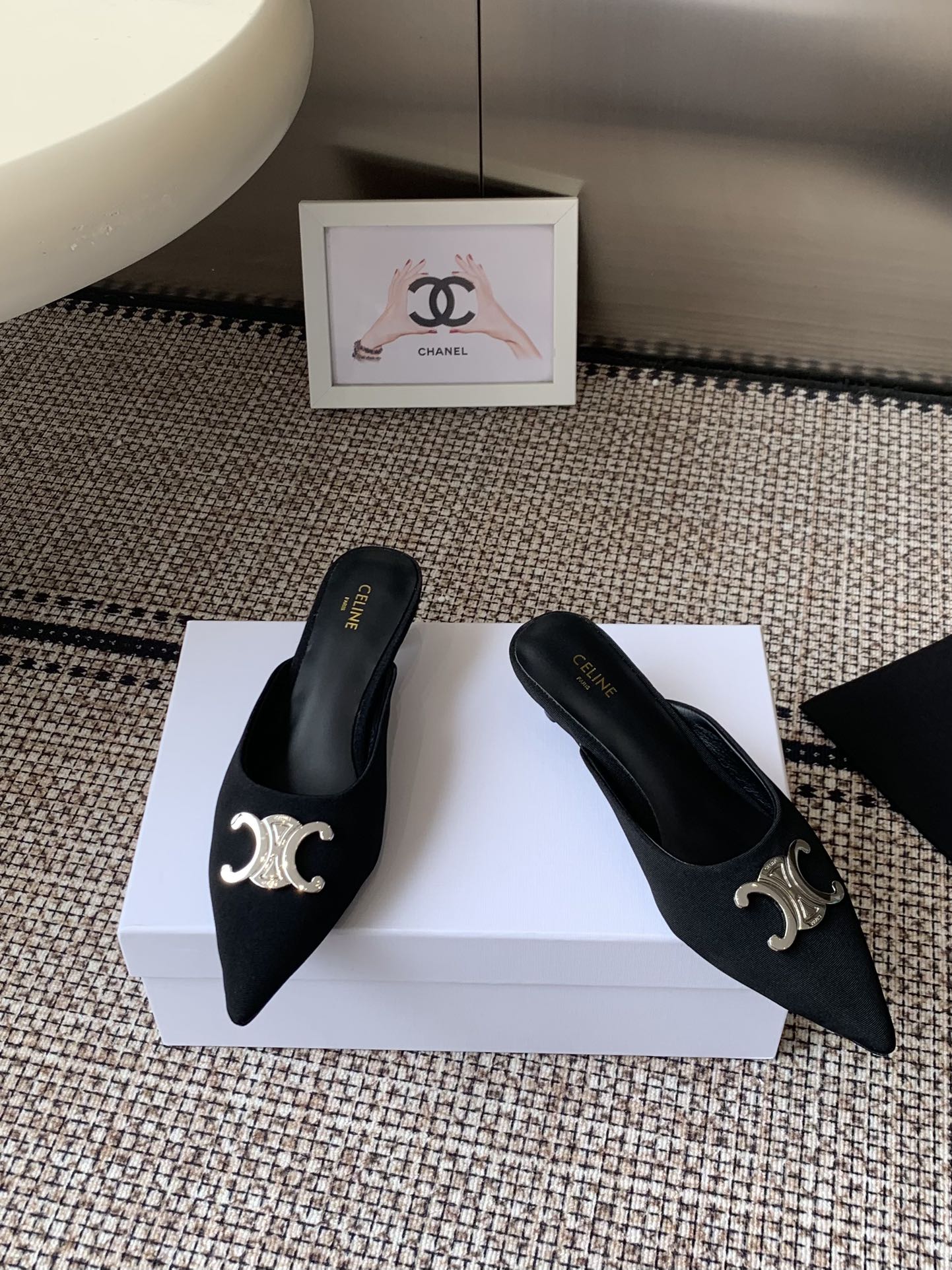 “672 CELINE Swirl Door Cat Sandals: Metal Emptiness, Hairy Single Shoes”