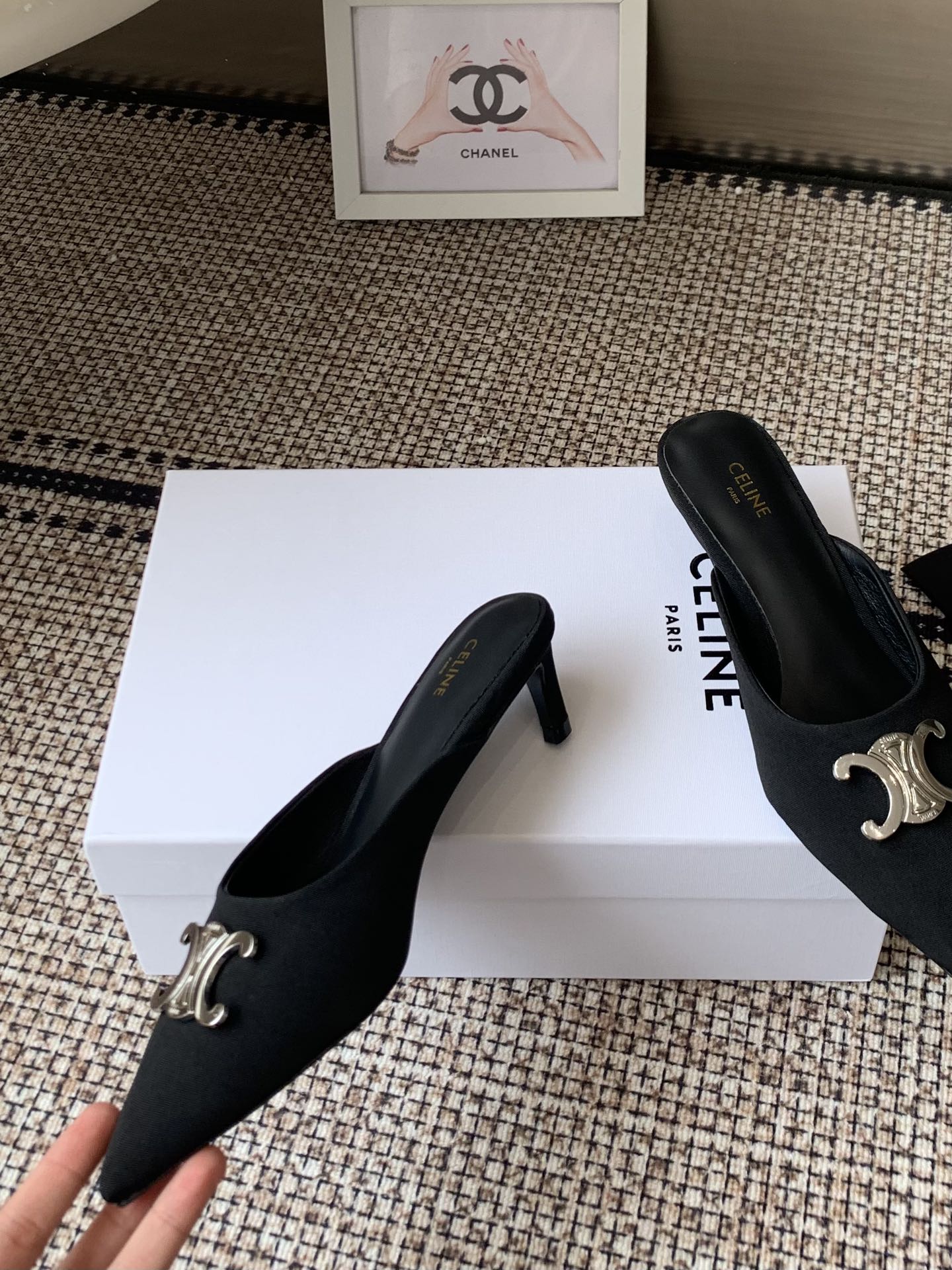 “672 CELINE Swirl Door Cat Sandals: Metal Emptiness, Hairy Single Shoes” - 图片 5