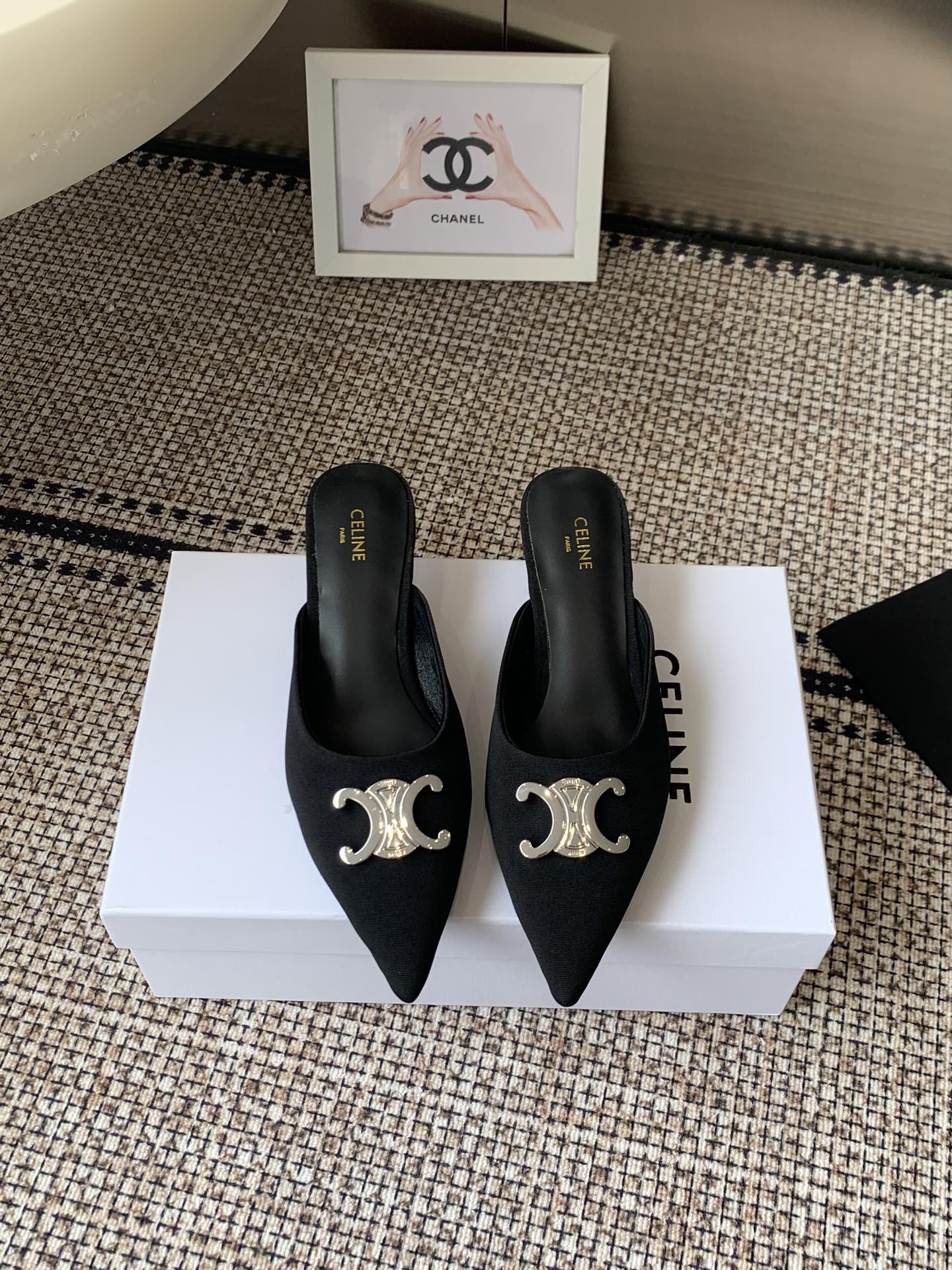 “672 CELINE Swirl Door Cat Sandals: Metal Emptiness, Hairy Single Shoes” - 图片 2