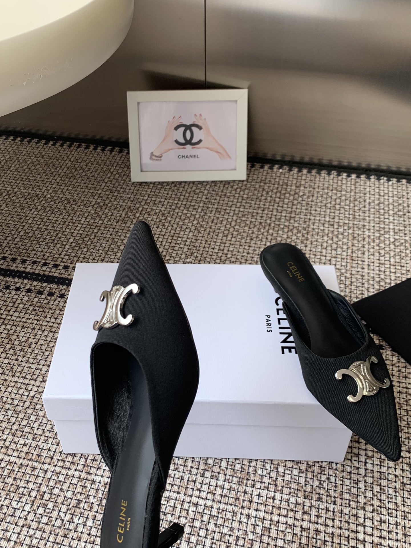 “672 CELINE Swirl Door Cat Sandals: Metal Emptiness, Hairy Single Shoes” - 图片 8