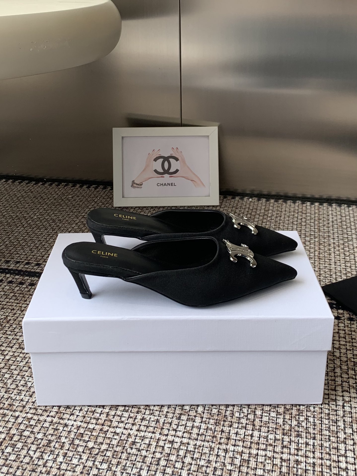 “672 CELINE Swirl Door Cat Sandals: Metal Emptiness, Hairy Single Shoes” - 图片 3