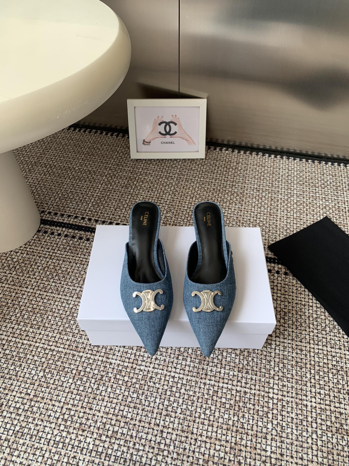 NO:511847,CELINE 25ss new Arc de Triomphe cat heel sandals metal buckle empty back toe high heels sexy pointed toe shoes clean and neat 5cm kitten heels super thin legs and white whether worn alone or with wide-leg pants high street and retro upper imported denim fabric/cowhide inner sheepskin inner lining original leather outsole size 35-39 (40 customized), semi-torque high heels, celine, sandals, high heels, cowhide, sheepskin, Leather soles19860909CELINE 思琳 25ss新款凯旋门猫跟凉鞋 金属扣后空包头高跟鞋 性感气质尖头单鞋干净利落 5厘米小猫跟 超显腿细显白 无论是单穿还是搭配阔腿裤 高街又复古 鞋面进口牛仔布面料/牛皮 内里羊皮内里 原版真皮大底 码数35-39（40订做）,半拖高跟鞋,celine,sandals,high heels,cowhide,sheepskin,Leather soles,Women's Shoes