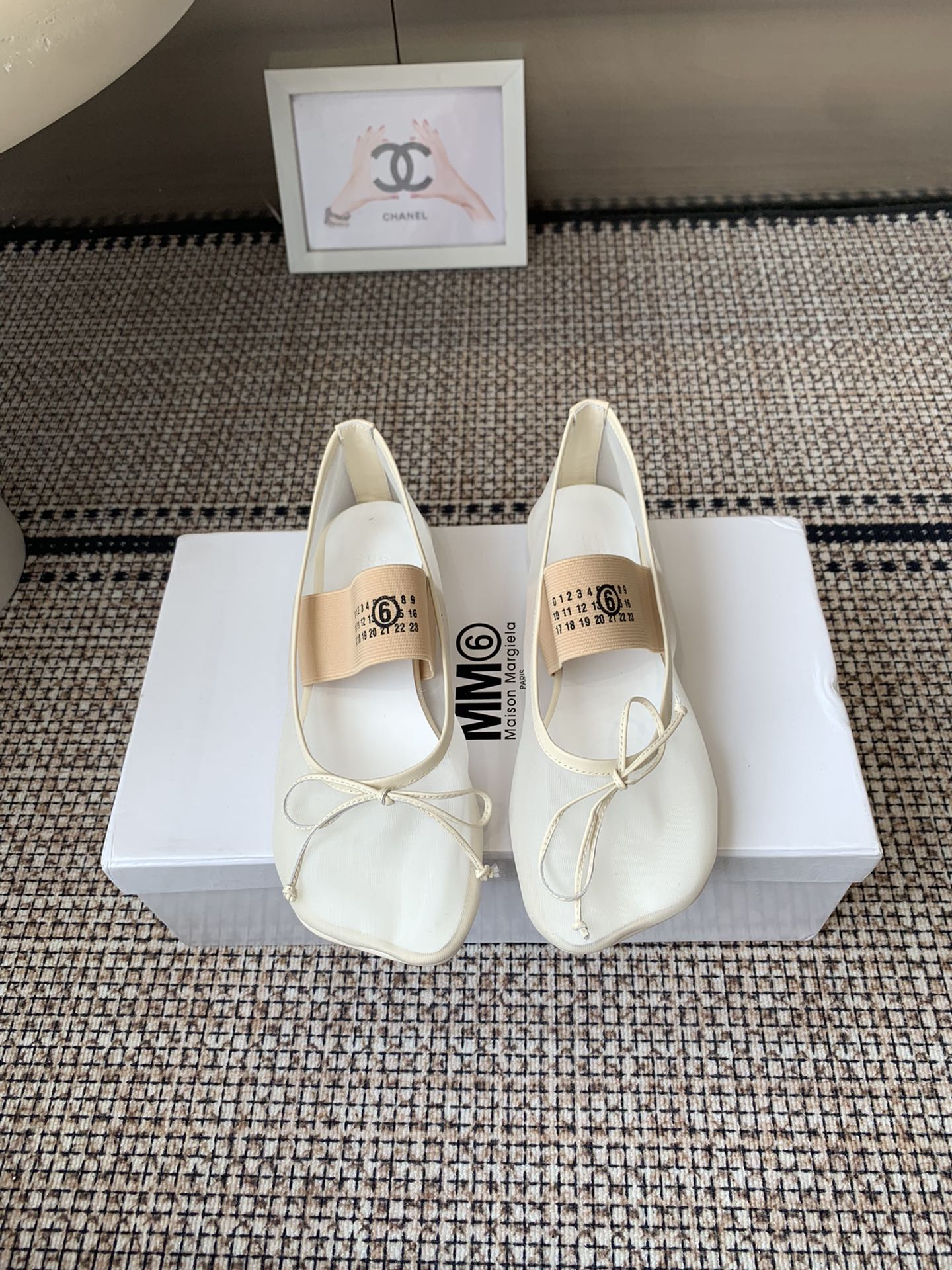 NO:511844,Maison Margiela mm6 Magiela counter synchronization latest mesh shoes hot fashion style elastic webbing private printing series Maison Margiela's experiment starts from the functionalist deconstruction aesthetic Unexpected playful and avant-garde interpretation Changeable minimalist style tailoring Presents an extremely creative fashion experimental shape Bevel design Elastic webbing material is comfortable and delicate Appropriately revealing the instep neat upper design Modern and fashionable while also being one of the most practical items for daily wardrobe Italian leather outsole Silk mesh Size 35-40 (40 customized) Full set of counter synchronization packaging, ballet shoes, masion margiela,masion margiela,real silk,Leather soles19860909Maison Margiela mm6马吉拉 专柜同步最新 网面单鞋 大热时尚风 弹力织带私印系列 Maison Margiela的实验性从功能主义的解构美学出发 意想不到的玩味和前卫演绎 多变的简约风格剪裁 呈现创意无比的时装实验造型 斜方头设计 弹力织带材质舒服细腻 恰当的展露脚背 利落的鞋面设计 摩登时髦的同时也可以成为日常衣橱非常实穿的单品之一 意大利真皮大底 鞋面真丝网面 码数35-40 (40定做)  全套专柜同步包装,芭蕾舞鞋,masion margiela,masion margiela,real silk,Leather soles,Women's Shoes