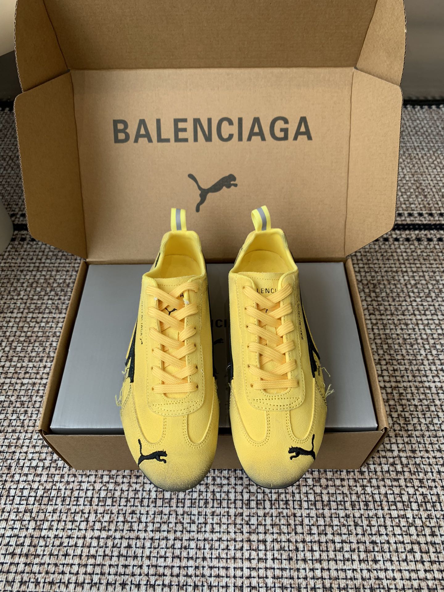 NO:511836,Top version Balenciaga x Puma Puma 25sss latest joint German training shoes casual sports shoes couples balenciaga x Puma co-branded new Ultrasoft Speedcats perfect fusion of fashion and sports The joint brand name of Balenciaga and Puma is undoubtedly a passionate collision between fashion and sports!  This unique collaboration perfectly combines the fashion vision of Balenciaga with Puma's sports tradition, bringing you an unprecedented wearing experience. It is full of high-end feeling. It is simply amazing. Upper is made of original imported old cow back velvet inner foot pad original customized breathable net original open mold rubber sole light and comfortable size 35-45 (for women 40, for men 45), casual shoes/sports shoes, balenciaga, balenciaga, sneakers19860909顶级版本 Balenciaga x Puma彪马25sss最新联名 德训鞋 休闲运动鞋 情侣款 balenciaga x Puma 联名款全新Ultrasoft Speedcats 时尚与运动的完美融合 巴黎世家与彪马的联名无疑是一次时尚与运动的激情碰撞！这个独特的合作将 巴黎世家 的时尚视野与彪马的运动传统完美结合 为您带来前所未有的穿着体验 高级感满满 简直不要太赞 鞋面 采用原版进口做旧牛反绒 内里 垫脚原版定制透气网里 原版开模橡胶大底 轻便舒适 码数35-45（女40 男45定做）,休闲鞋/运动鞋,balenciaga,balenciaga,sneakers,Women's Shoes