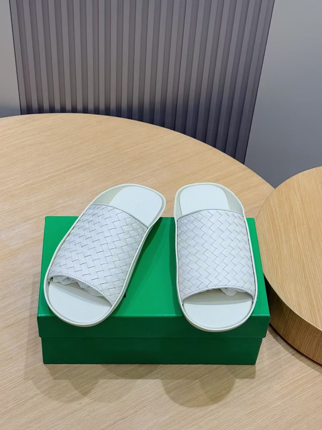 NO:357553,,BV men's Wave Muller Sandals Intrecciato braided leather muller sandals, streamlined silhouette, rubber-injected leather outsole, Openka structure is ergonomic Italian sheepskin Size: 39-44 (38.45 custom made),,bottega veneta,sandals,sheepskin19860909,BV男士Wave穆勒凉鞋 Intrecciato编织皮革穆勒凉鞋,流线型廓 形注胶皮革外底,Opanka结构符合人体工学 意大利羊皮革 Size:39-44(38.45定做）,,bottega veneta,sandals,sheepskin,Men's shoes