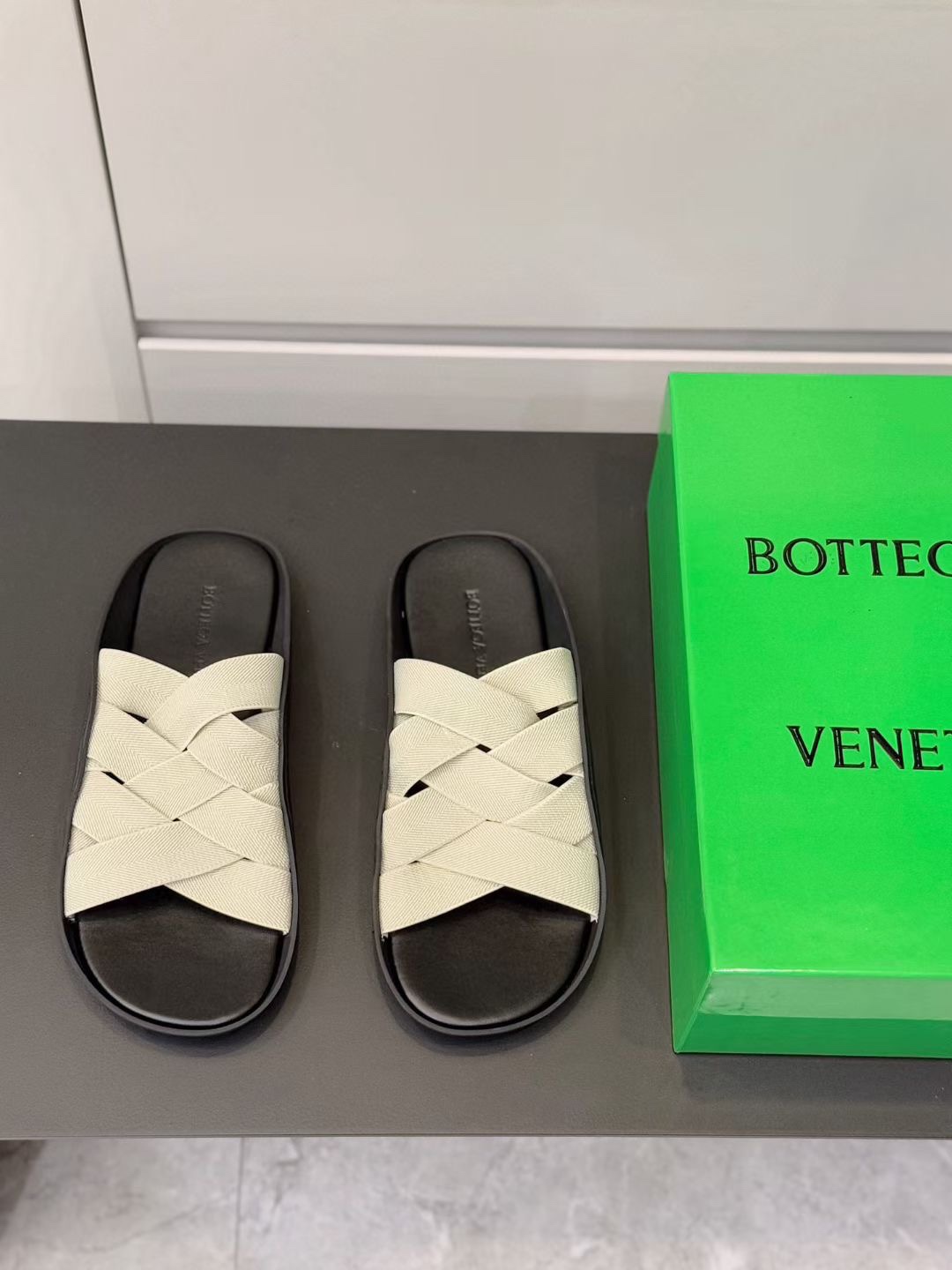 NO:357563,,BV men's Wave Muller Sandals Intrecciato braided rubber muller sandals, streamlined profile, rubber-injected leather outsole, Openka structure is ergonomic Size: 39-44 (customized by 38.45),,bottega veneta,sandals19860909,BV男士Wave穆勒凉鞋 Intrecciato编织橡筋穆勒凉鞋,流线型廓 形注胶皮革外底,Opanka结构符合人体工学 Size:39-44(38.45定做）,,bottega veneta,sandals,Men's shoes