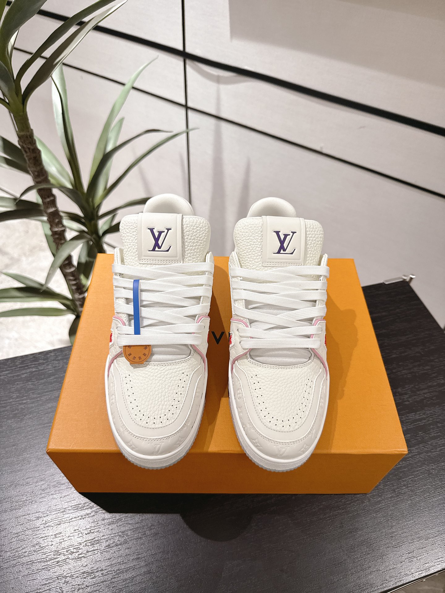 NO:447142,Plus button [Cruise Limited Model] (Aircraft Box 10) LV TARINE Louis Vuitton x Tyler Co-branded model Donkey brand L home Embossed Couple model Casual Sports Shoes Skateboard Shoes Original Purchase and Development Louis Vuitton x Tyler Cooperation Series Launches LV Trainer Sports Shoes, Continuing Virgil Abloh’s classic design based on retro basketball shoes. The cowhide upper is integrated with Craggy Monogram embossed and Louis Vuitton logo to show Tyler’s interesting reconstruction of Monogram patterns and brand elements Delivery counter exquisite packaging Fabric: Original custom-made top layer cowhide Inner: Original custom breathable net Outsole: Original open-mode two-color TPU combination sole Thickness: 3CM  Size: Women's 35-40 Men's 38-46, casual shoes/sports shoes, louis vuitton, louis vuitton, louis vuitton, louis vuitton, louis vuitton, sneakers, cowhide19860909加扣子【邮轮限定款】（飞机盒10） LV TARINE路易威登x Tyler 联名款 驴牌 L家 压花 情侣款 休闲 运动鞋 滑板鞋 原版购入开发 路易威登 x Tyler 合作系列推出 LV Trainer 运动鞋,延续 Virgil Abloh 基于复古篮球鞋创作的经典设计.牛皮革鞋面融入 Craggy Monogram 压纹和路易威登标识,展现 Tyler 对 Monogram 图案和品牌元素的趣味重构 配送专柜精美包装 面料: 原版定制头层牛皮 内里: 原版定制透气网里 大底: 原版开模双色TPU组合大底 底厚: 3CM Size: 女款35-40 男38-46,休闲鞋/运动鞋,louis vuitton,louis vuitton,louis vuitton,louis vuitton,sneakers,cowhide,Women's Shoes