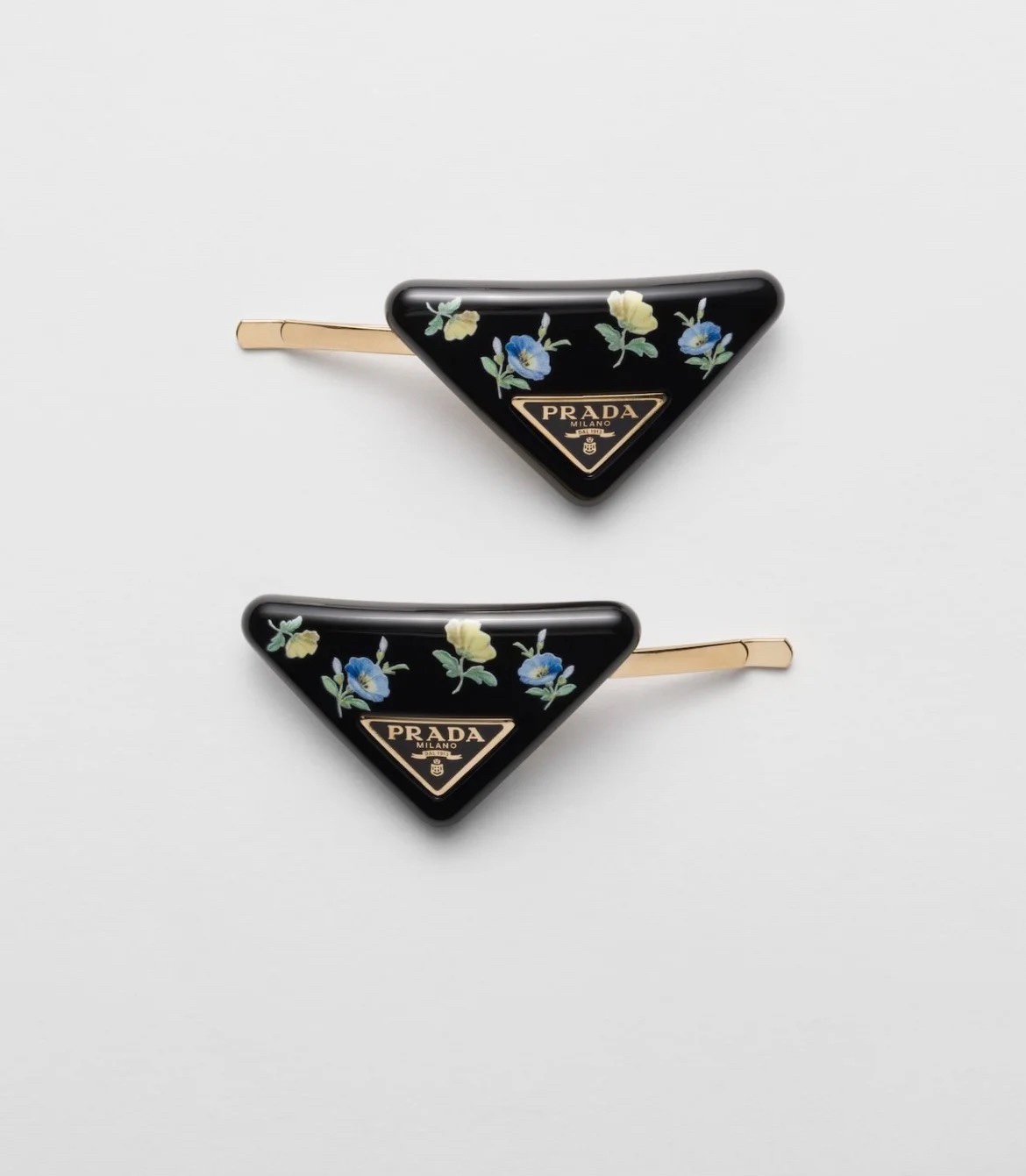 【】一对 PRADA 普拉达 发夹 爆款新品 精致耐看 华丽登场，整体细节非常令人惊喜，典雅而时尚，突显