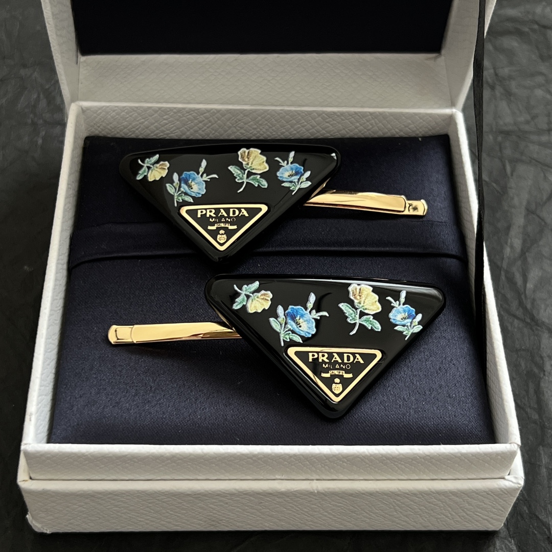 【】一对 PRADA 普拉达 发夹 爆款新品 精致耐看 华丽登场，整体细节非常令人惊喜，典雅而时尚，突显