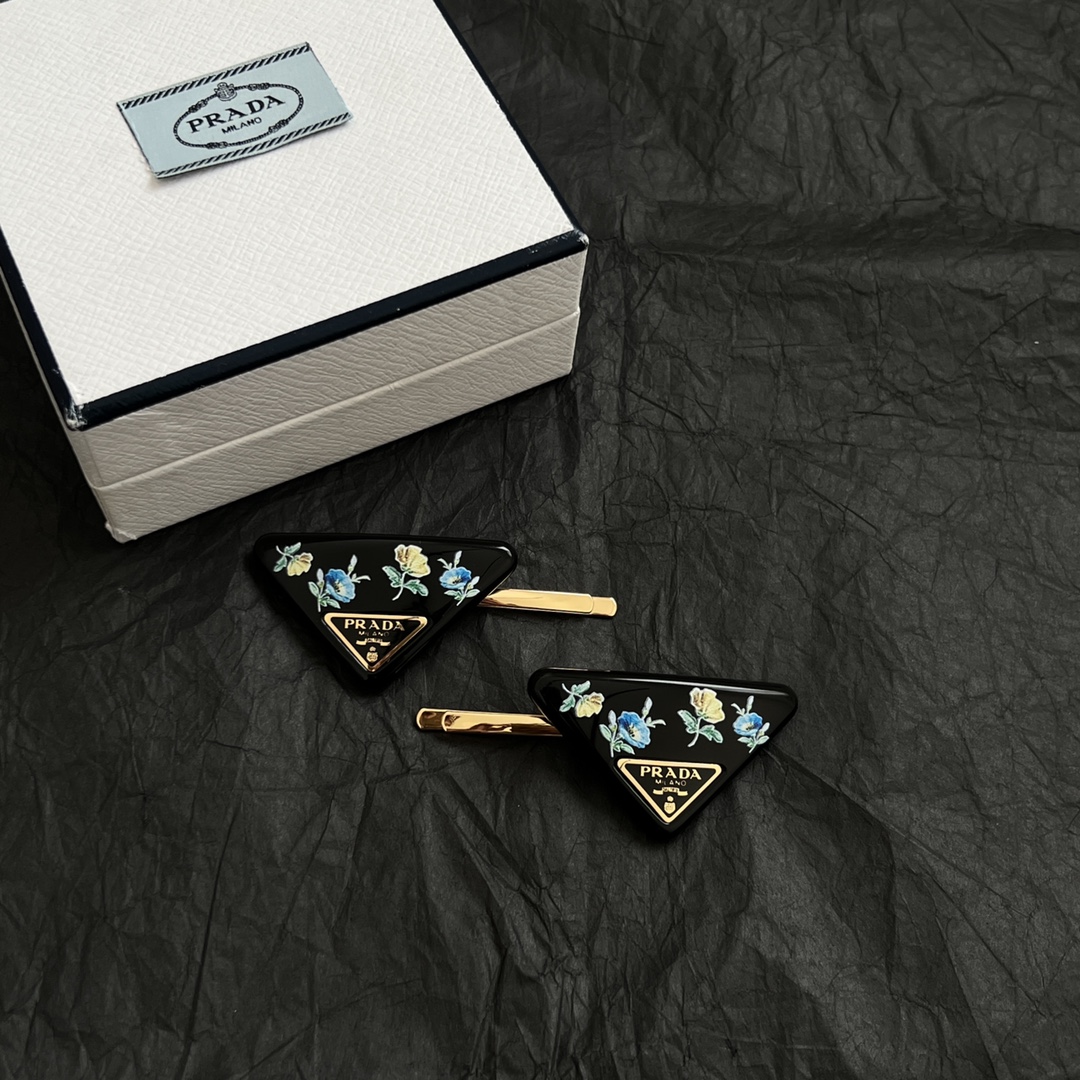 【】一对 PRADA 普拉达 发夹 爆款新品 精致耐看 华丽登场，整体细节非常令人惊喜，典雅而时尚，突显