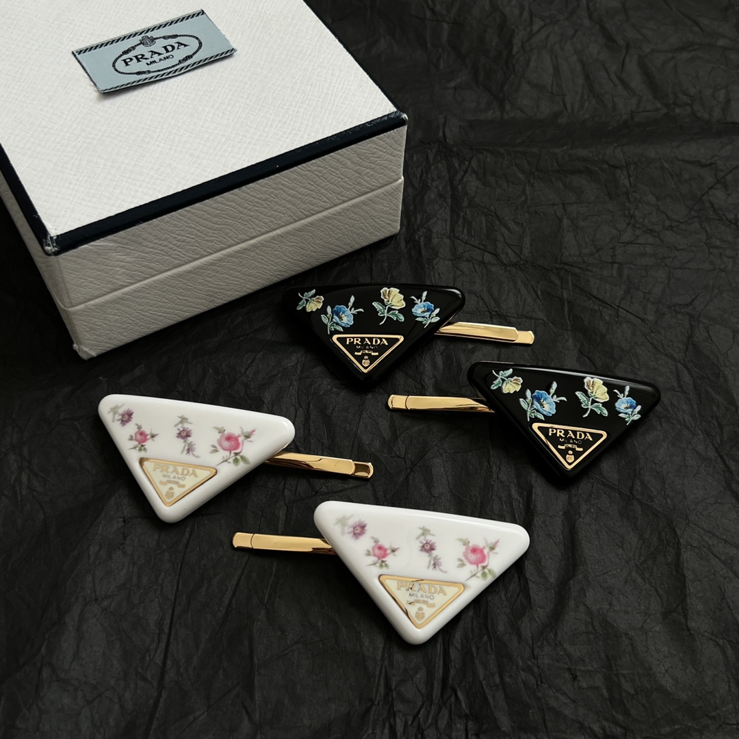 【】一对 PRADA 普拉达 发夹 爆款新品 精致耐看 华丽登场，整体细节非常令人惊喜，典雅而时尚，突显