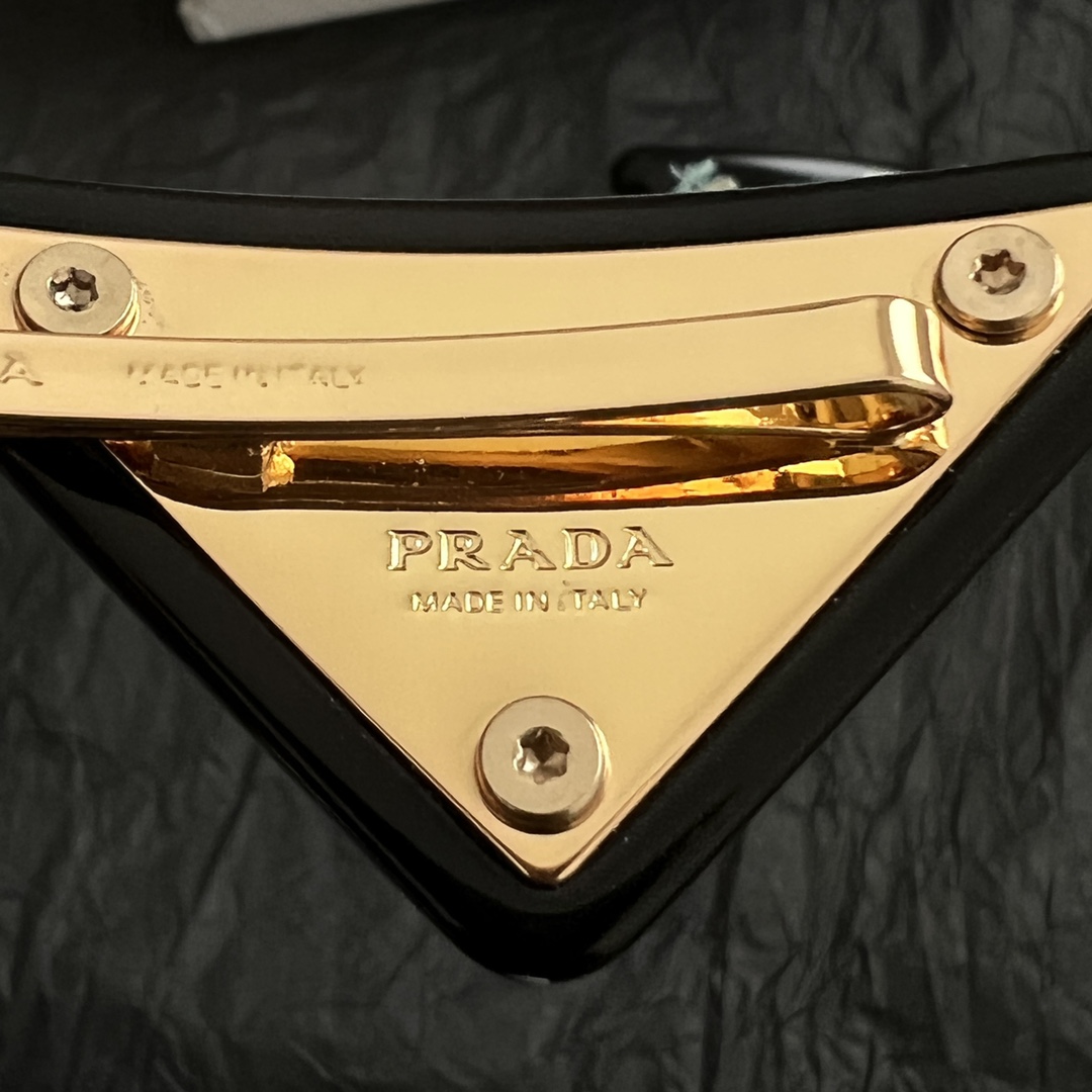 【】一对 PRADA 普拉达 发夹 爆款新品 精致耐看 华丽登场，整体细节非常令人惊喜，典雅而时尚，突显